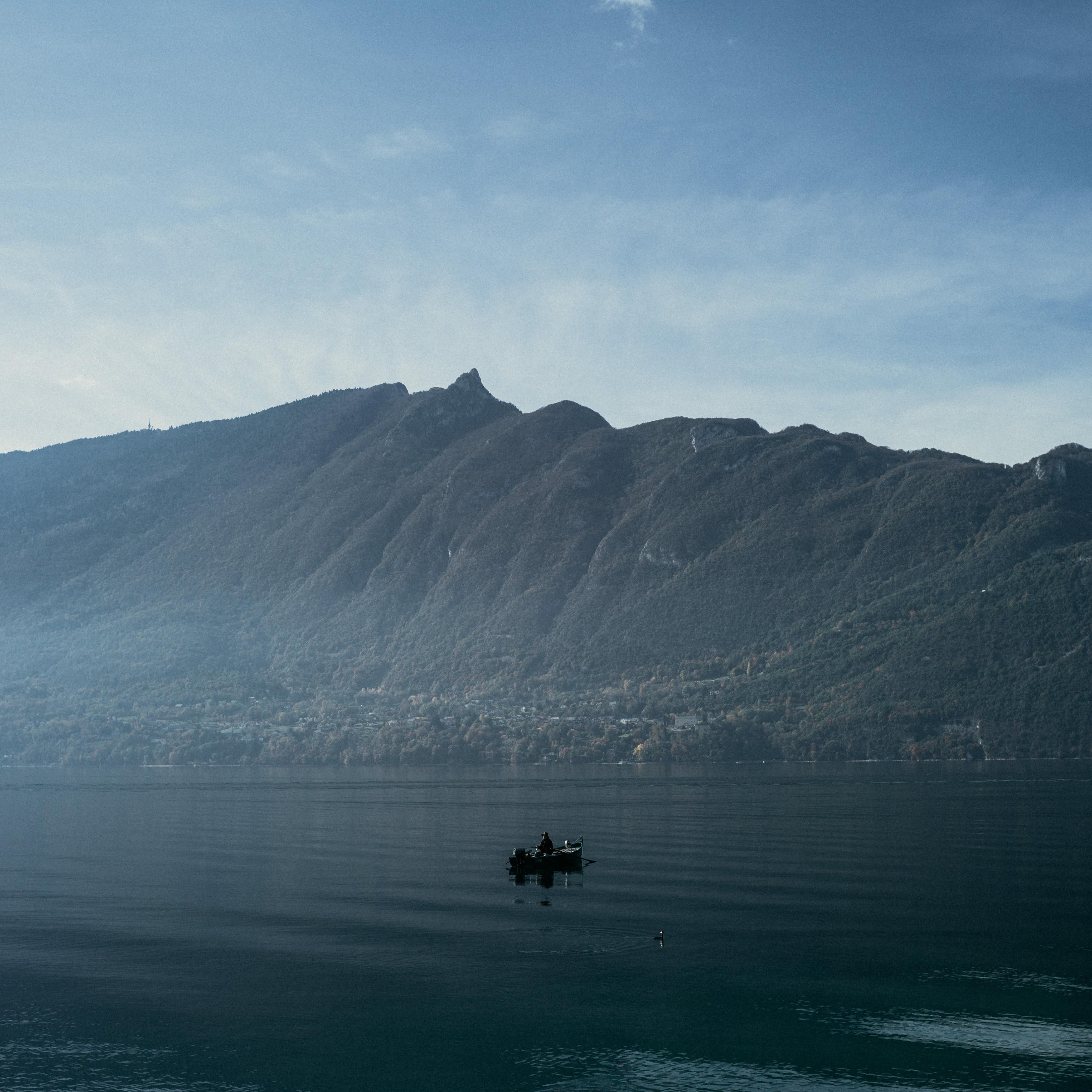 Bateau traversant le lac d’Annecy