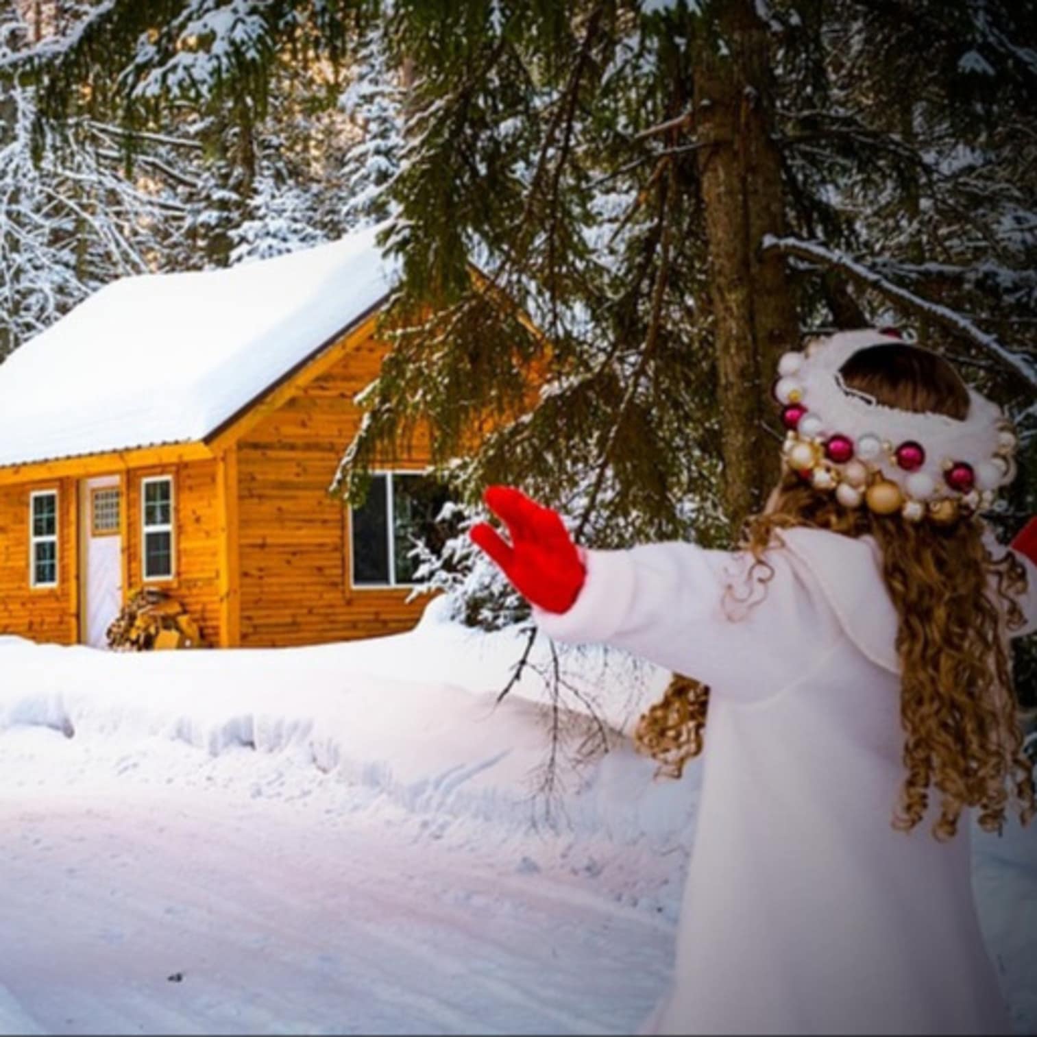 Extérieur de chalet avec petite fille