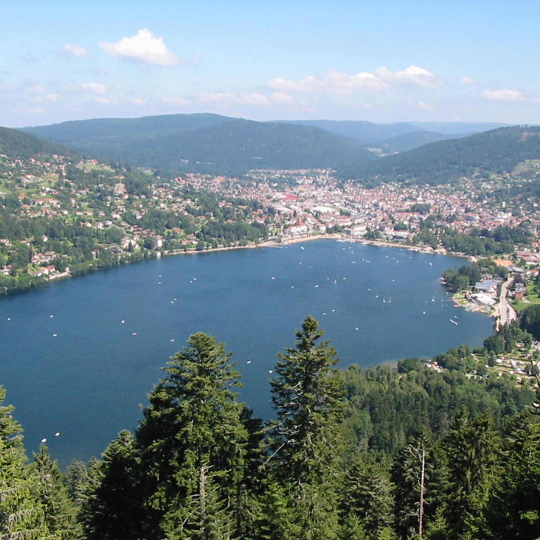 Vue de Merelle sur le lac de Gérardmer en été