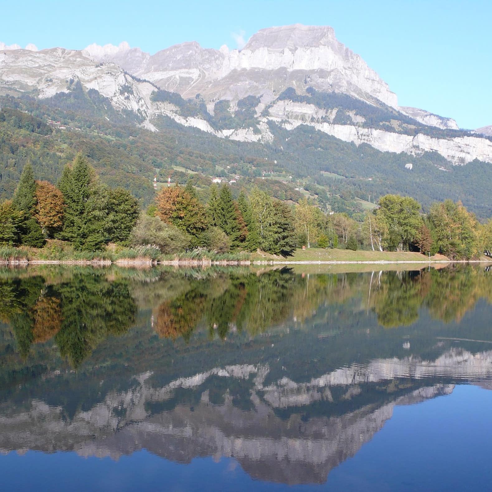 Vue imprenable depuis un lac sur le mont Blanc à Sallanche en France