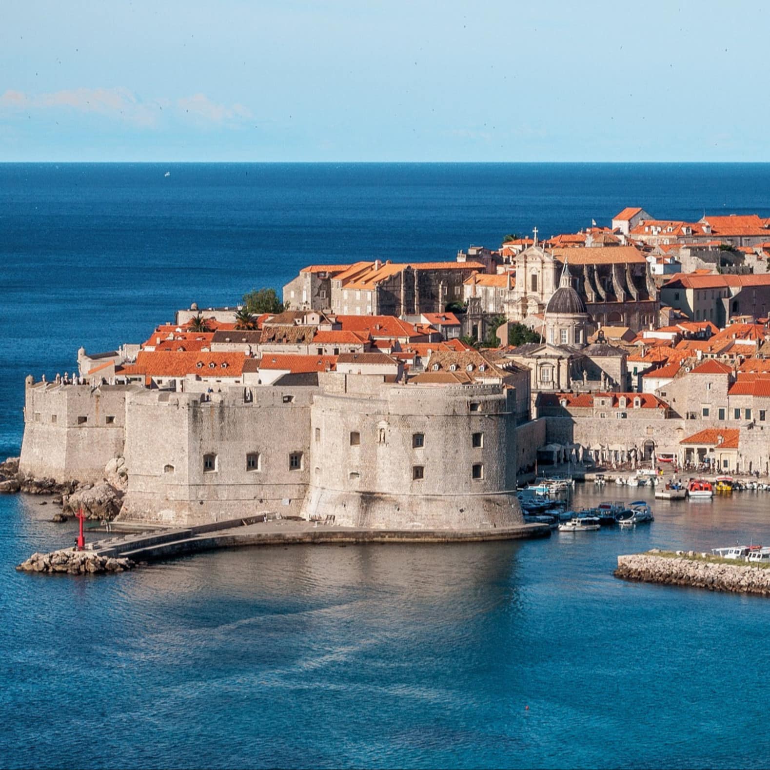 Ville fortifiée de Dubrovnik, entourée par l’Adriatique