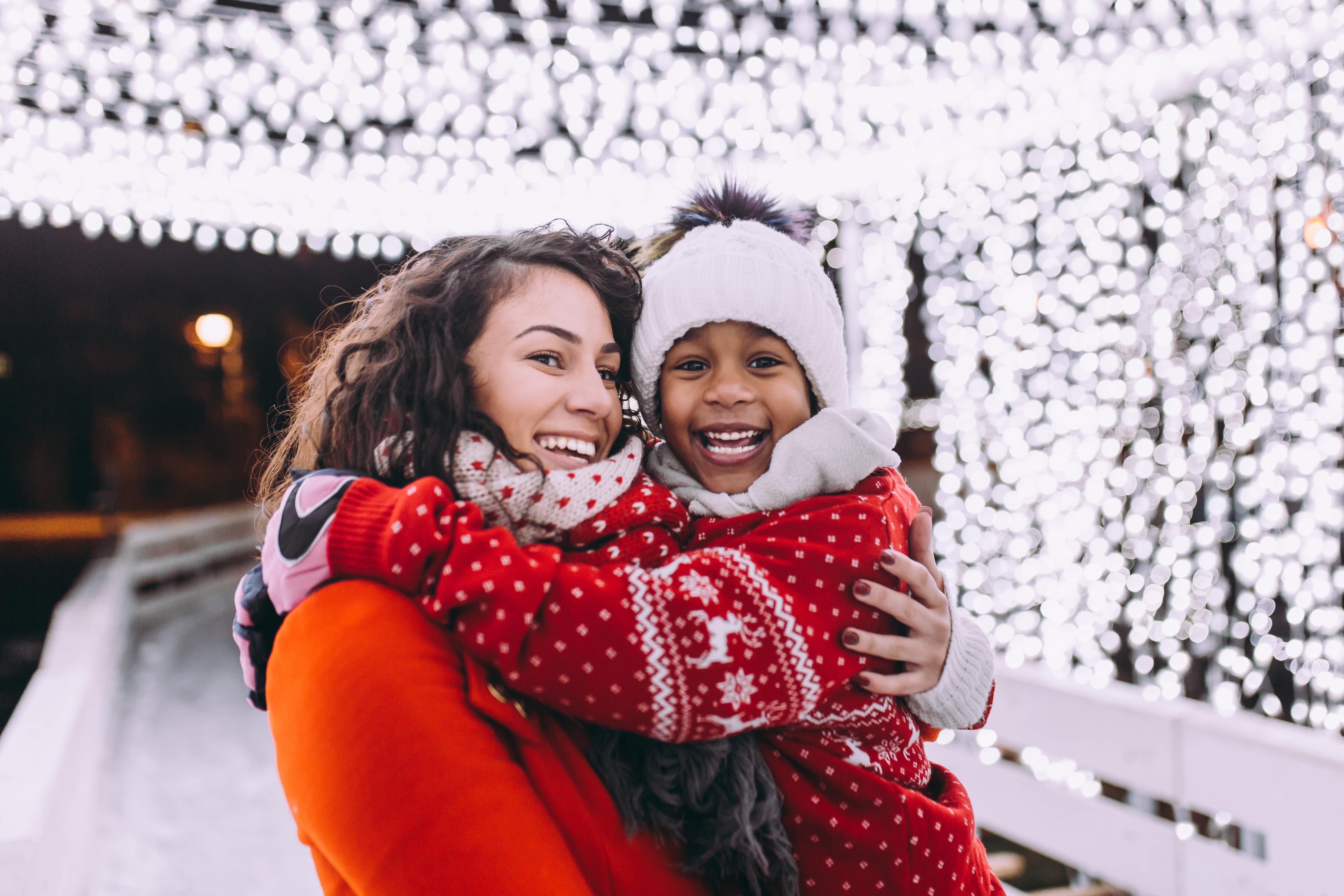 maman tenant sa fille dans la neige