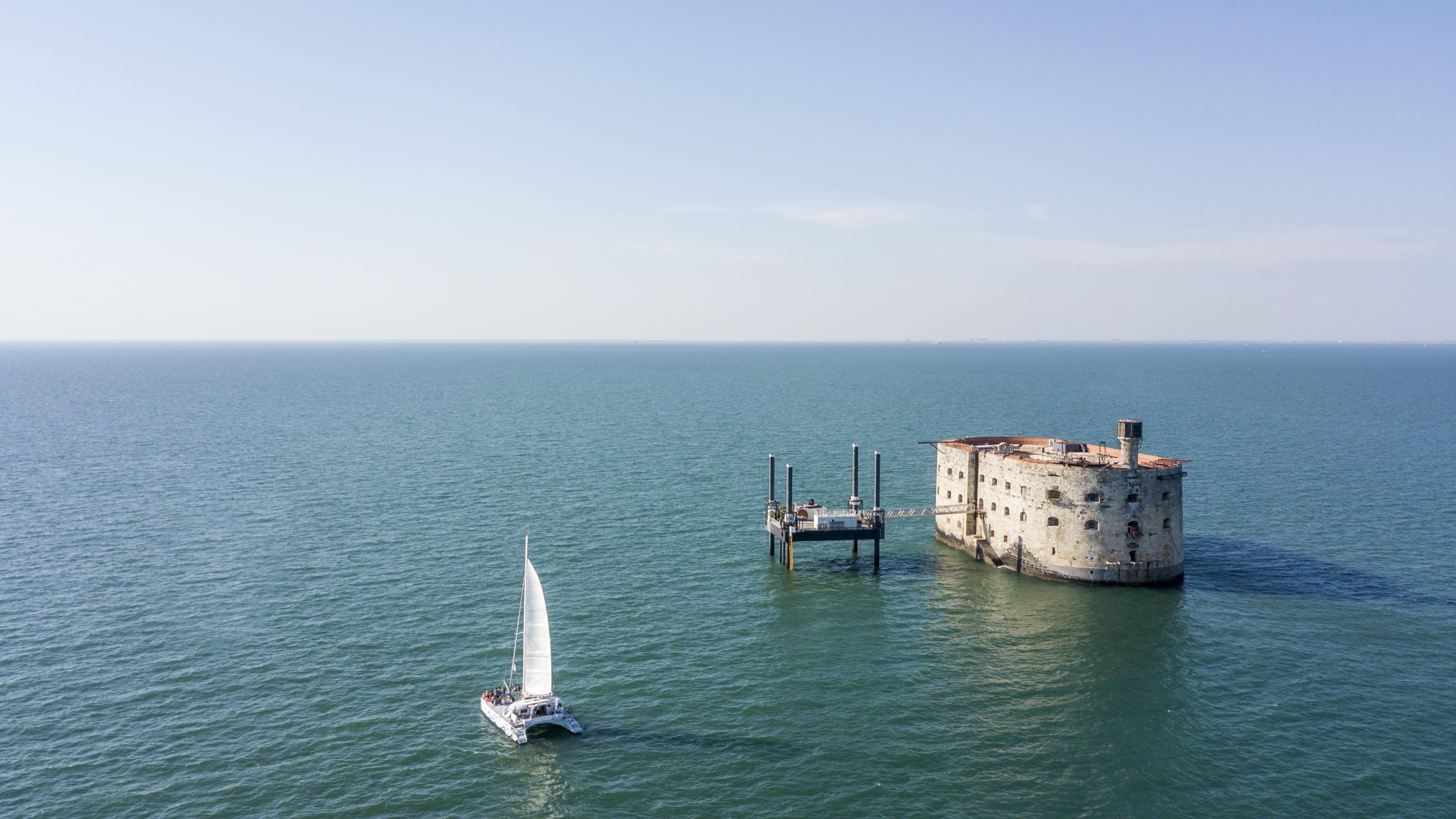 Vue aérienne d’un catamaran à proximité du Fort Boyard