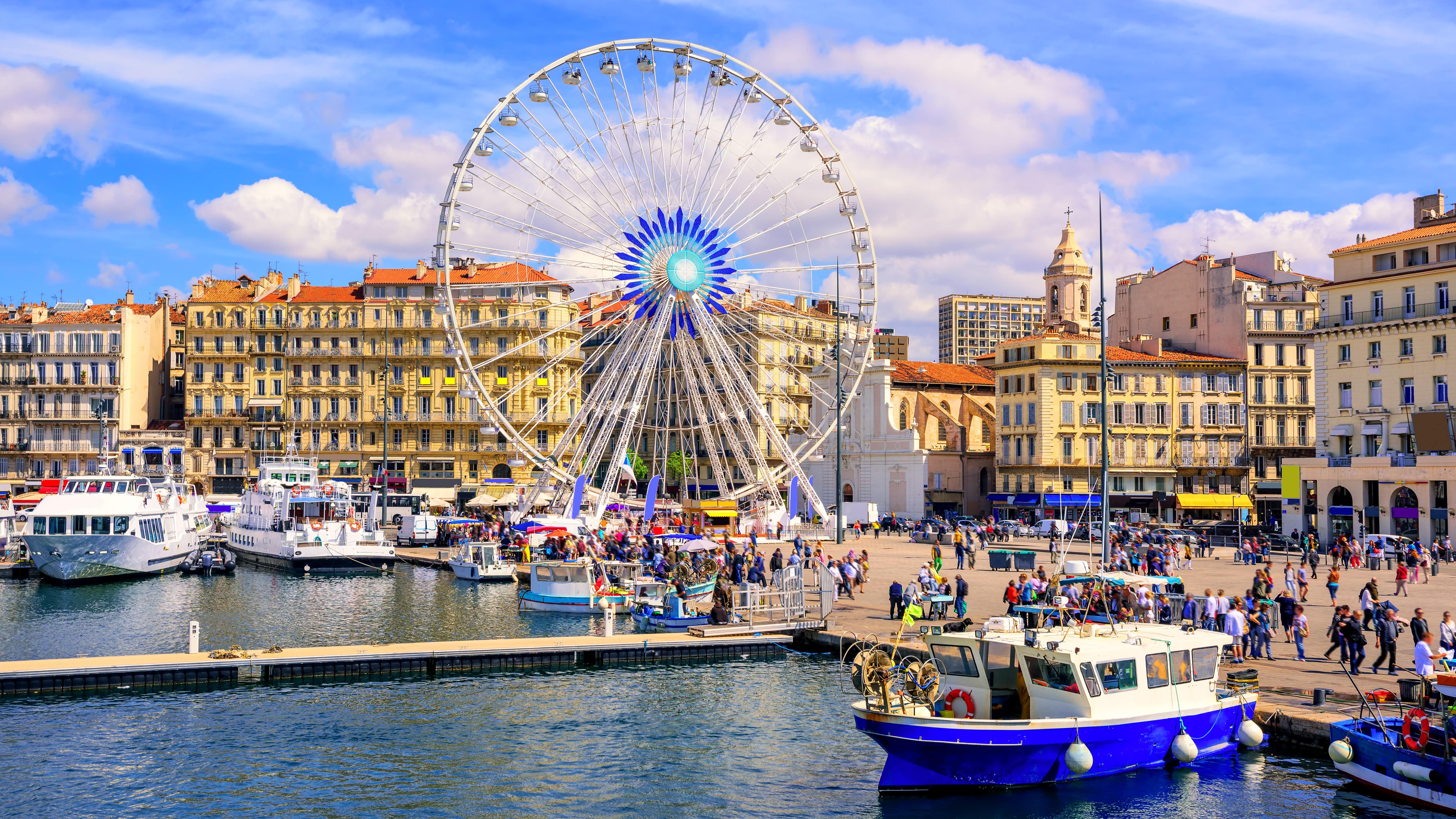 La grande roue installée sur le Vieux-Port de Marseille