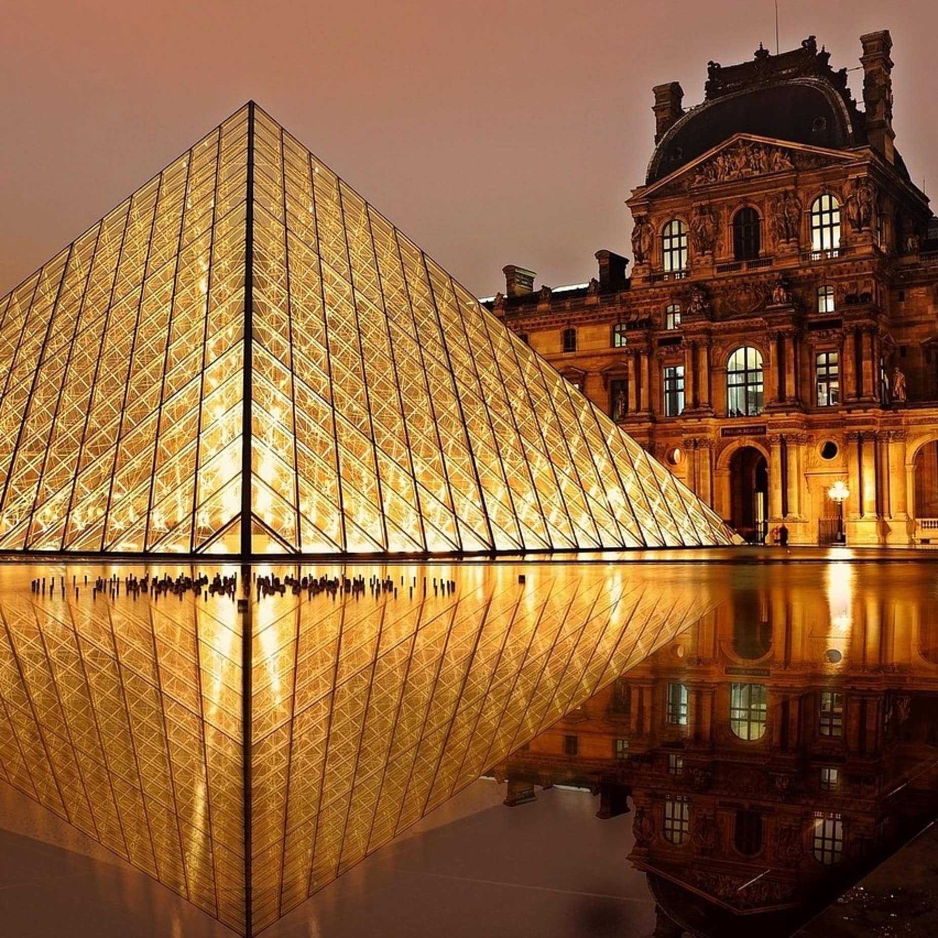 La pyramide du Louvre, un étonnant éclat de modernisme dans cet édifice historique !