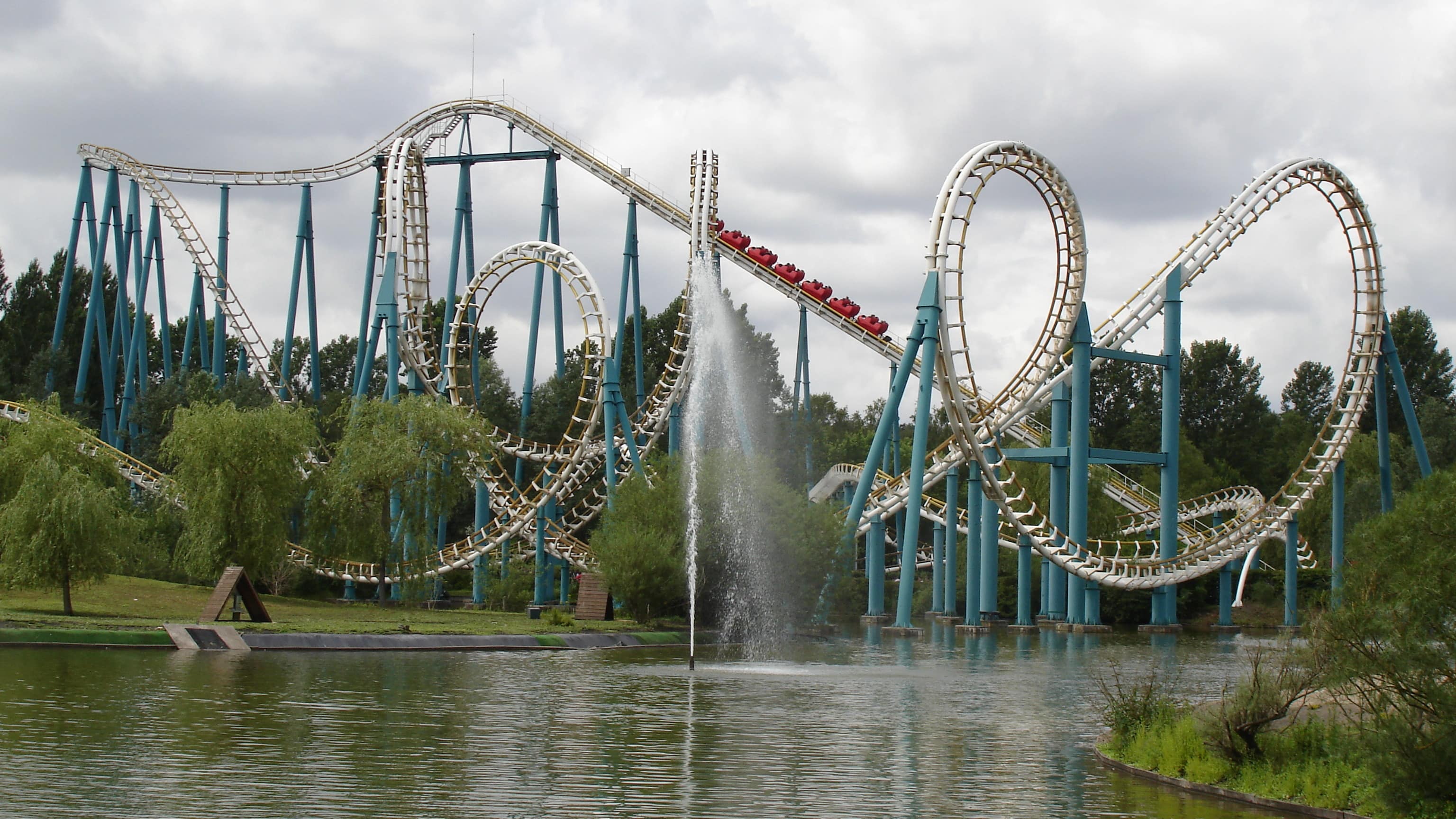 Les montagnes russes d’une attraction du Parc Astérix, près de Paris