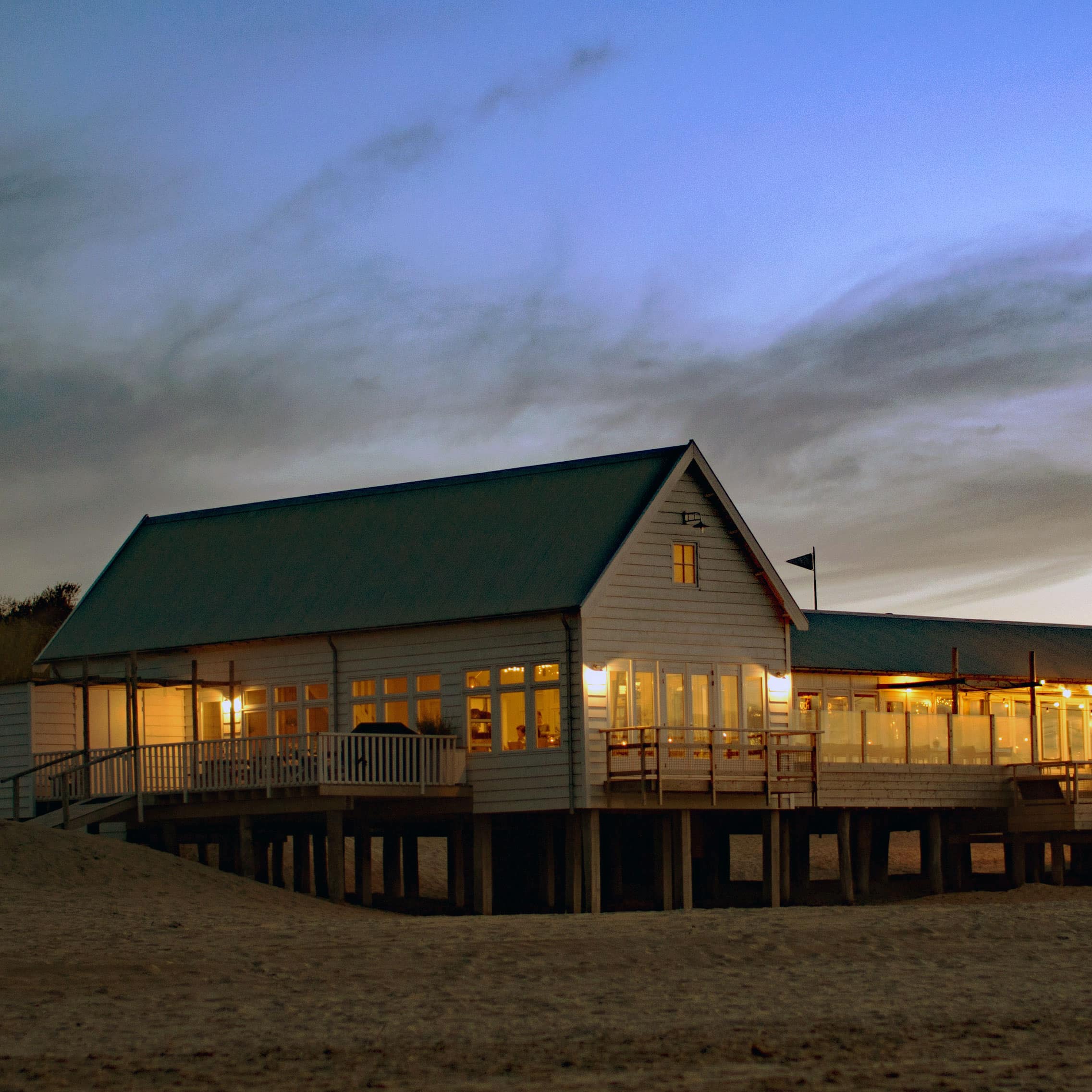 Maison de vacances en bord de mer, pieds dans l’eau, avec terrasse