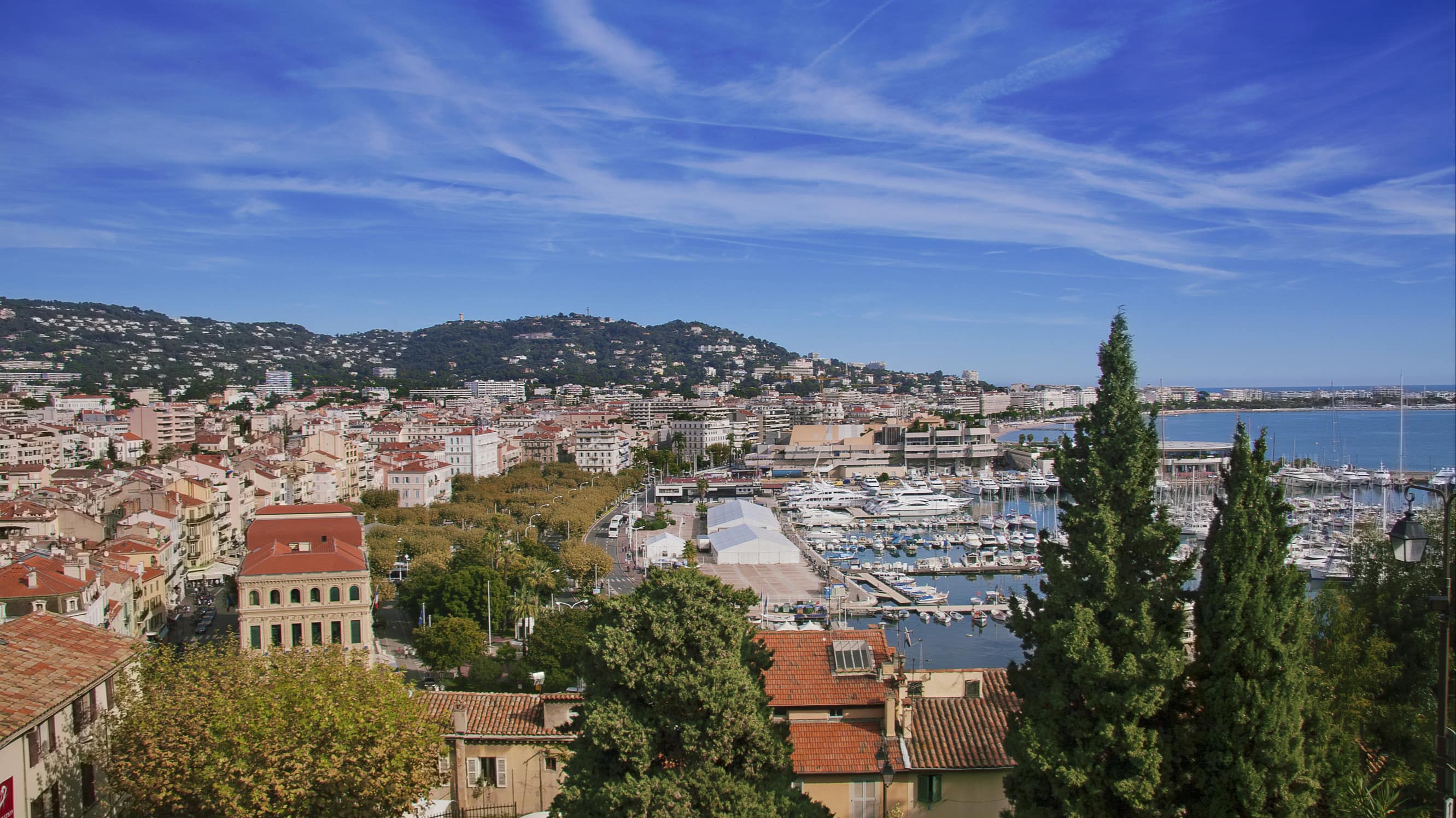 Vue sur le Vieux-Port et l’arrière du Palais des festivals de Cannes