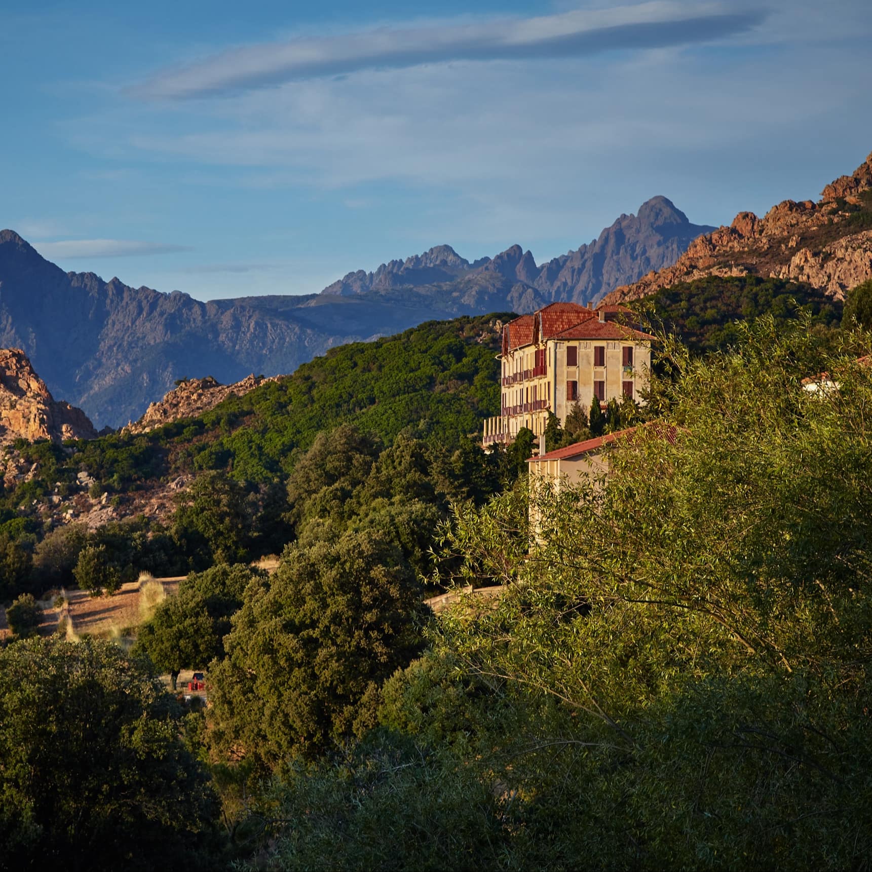 Île sauvage et séduisante, la Corse vous révèle ses plus beaux secrets grâce à la location de villa en France avec piscine.