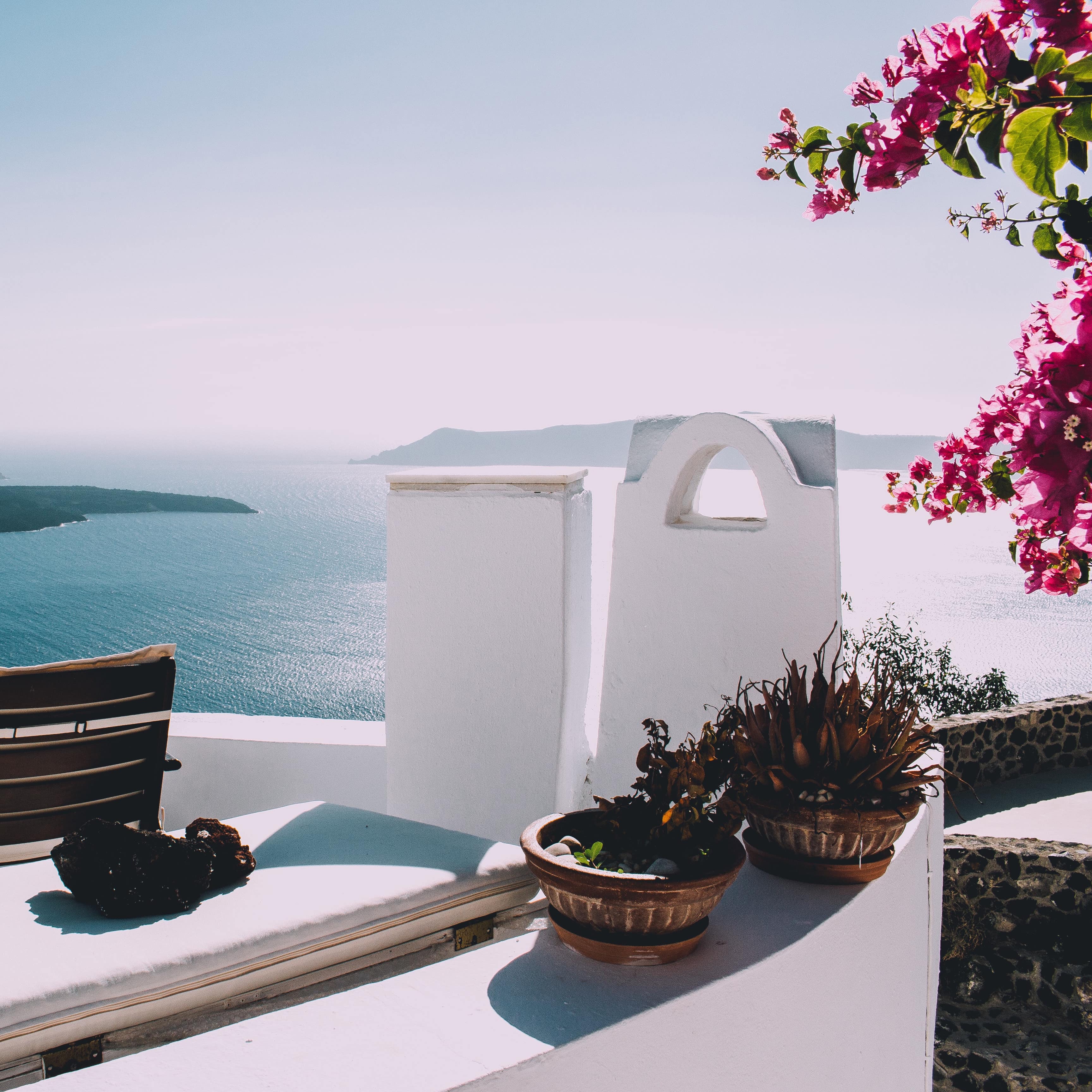 Terrasse, chaises, plantes et fleurs, vue sur la mer, villa bord de mer