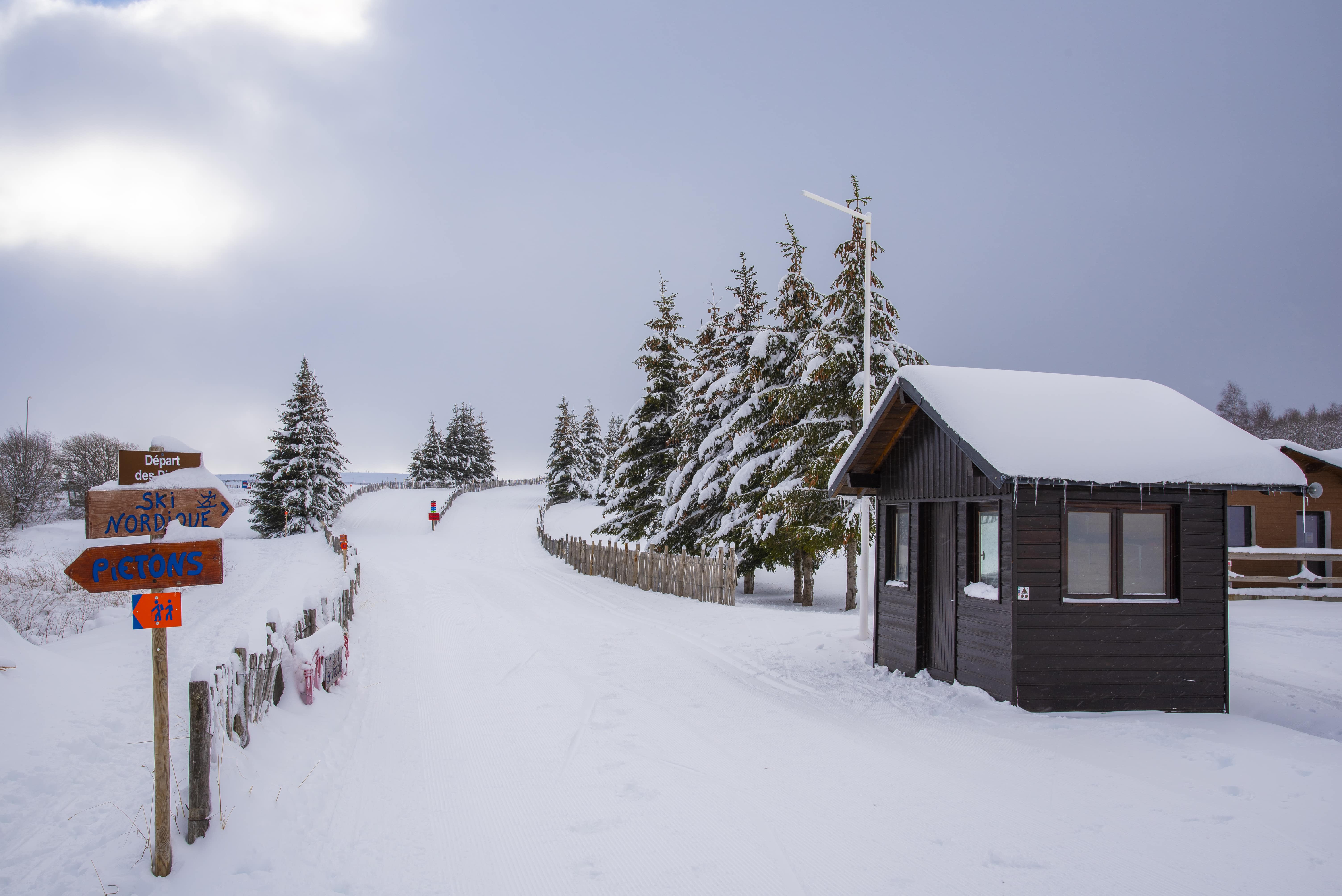 chemins couverts de neige en super besse