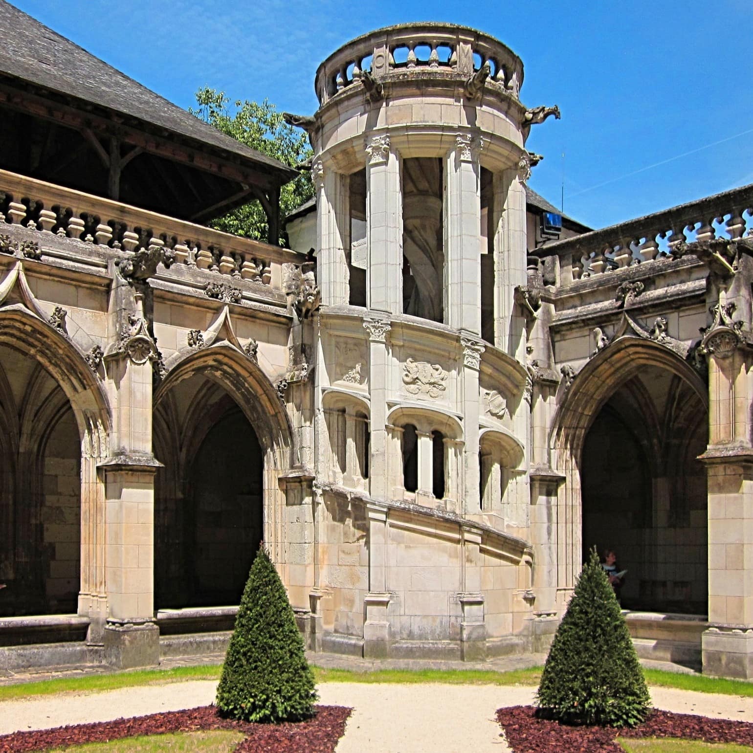 La splendide Cathédrale Saint-Gatien, contient les restes du roi Charles VIII.