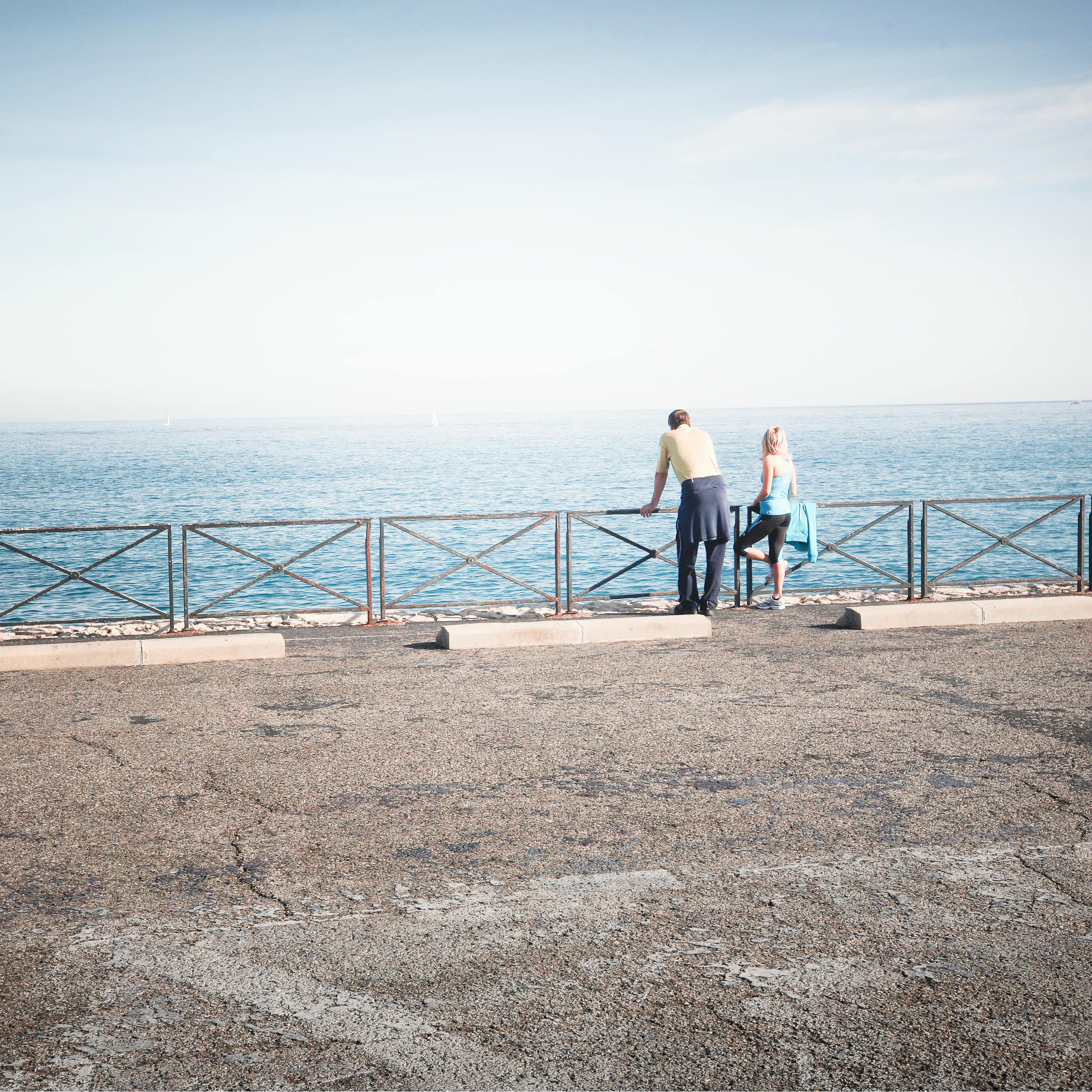 Couple au bord de la mer à Antibes