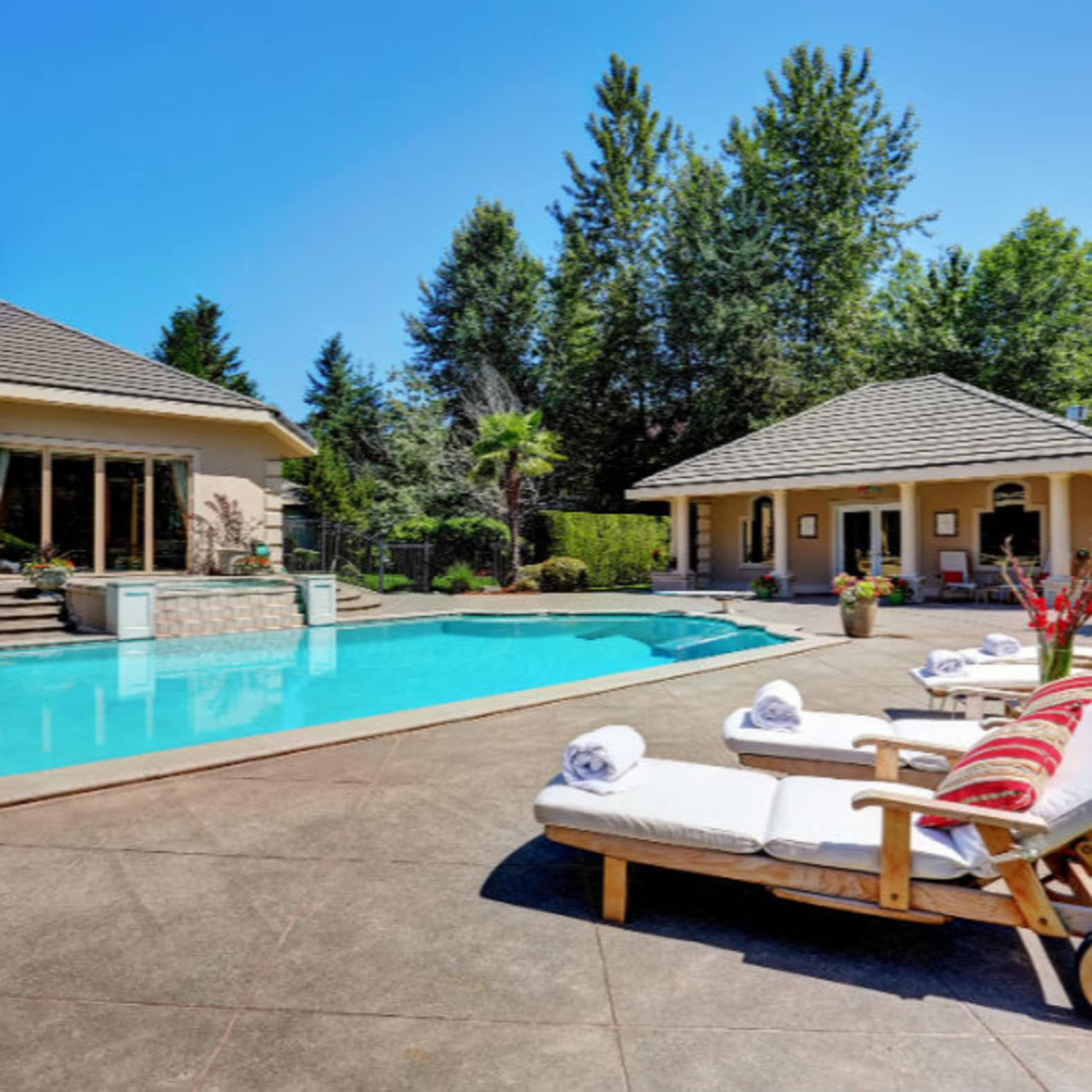 Maison avec grande terrasse, piscine, chaises longues, location piscine