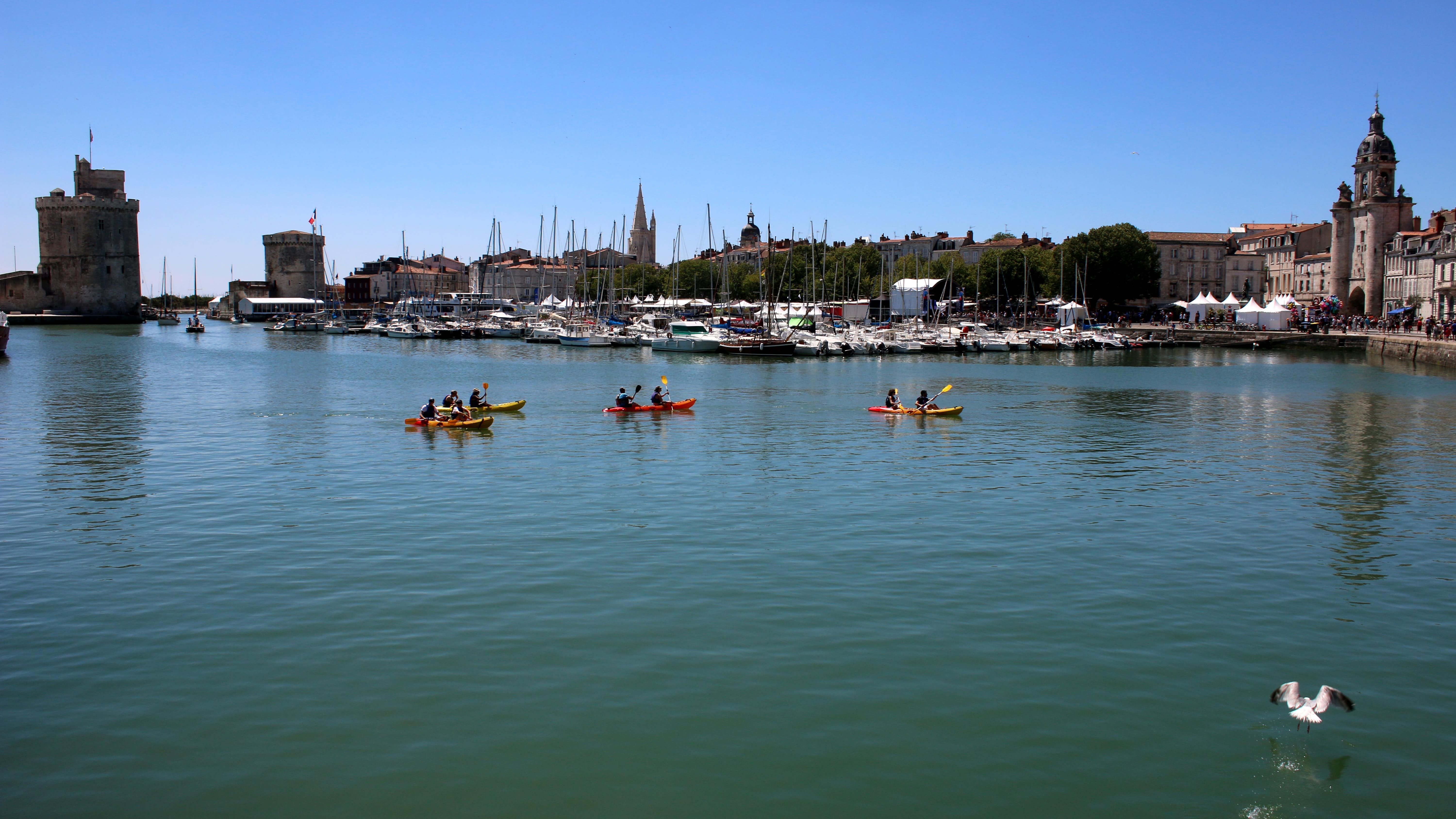Un groupe de 4 kayaks à la sortie du port de La Rochelle