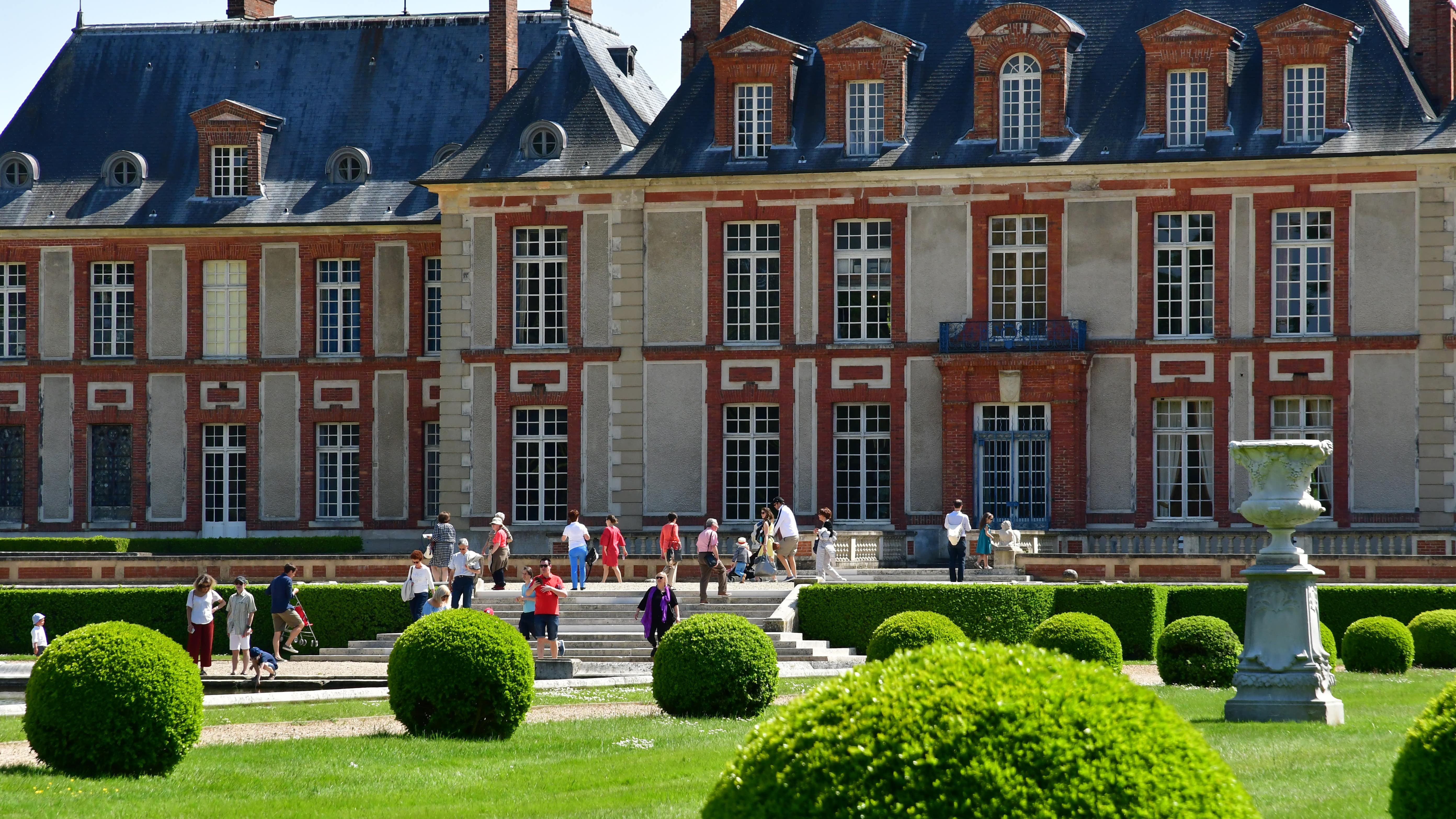 Des familles sur la terrasse du château de Breteuil