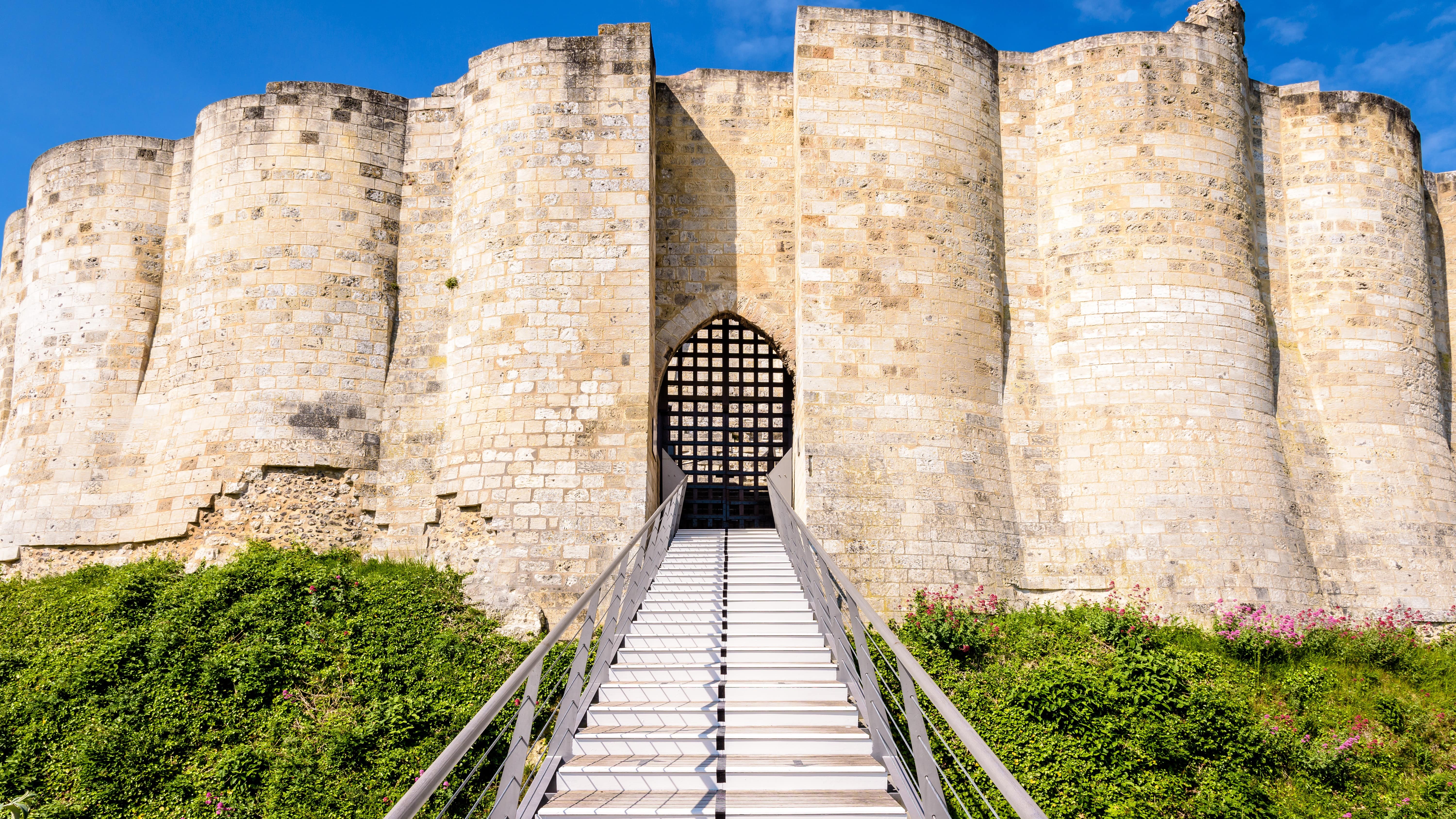 Vue depuis l’escalier qui mène à l’entrée de la cour intérieure du château Gaillard, un château médiéval fortifié