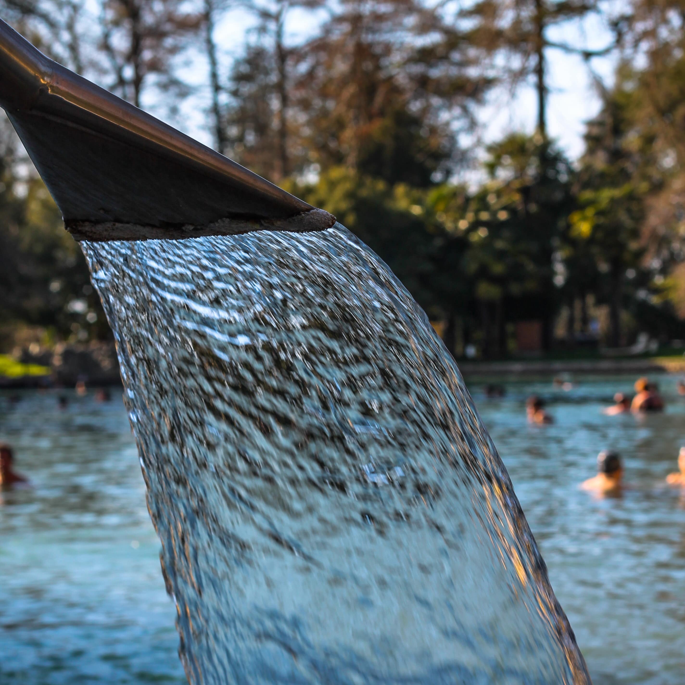 Bassin d’eau avec cascade, murs en pierres, gîtes spa