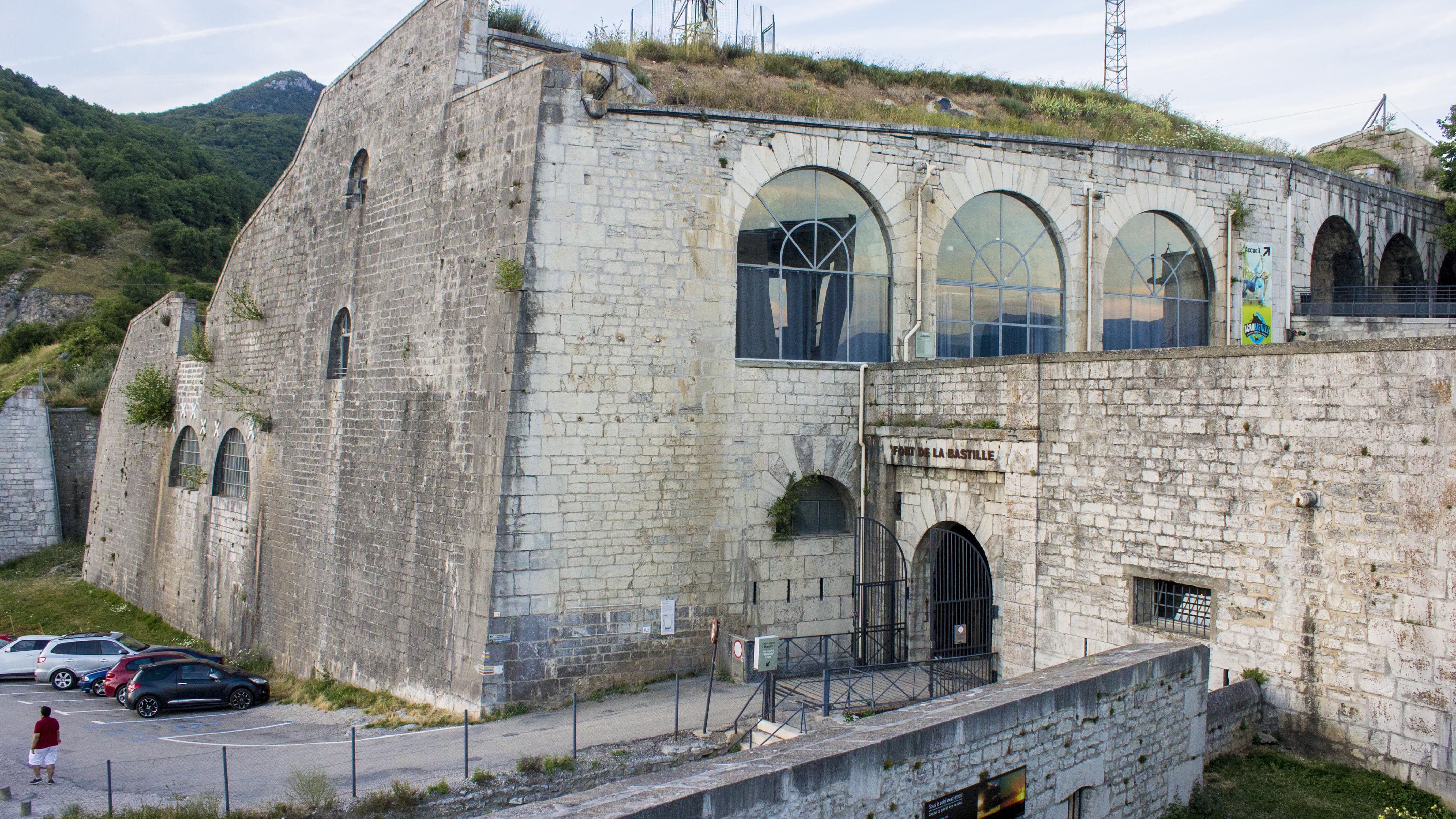 Parking et entrée du fort de la Bastille