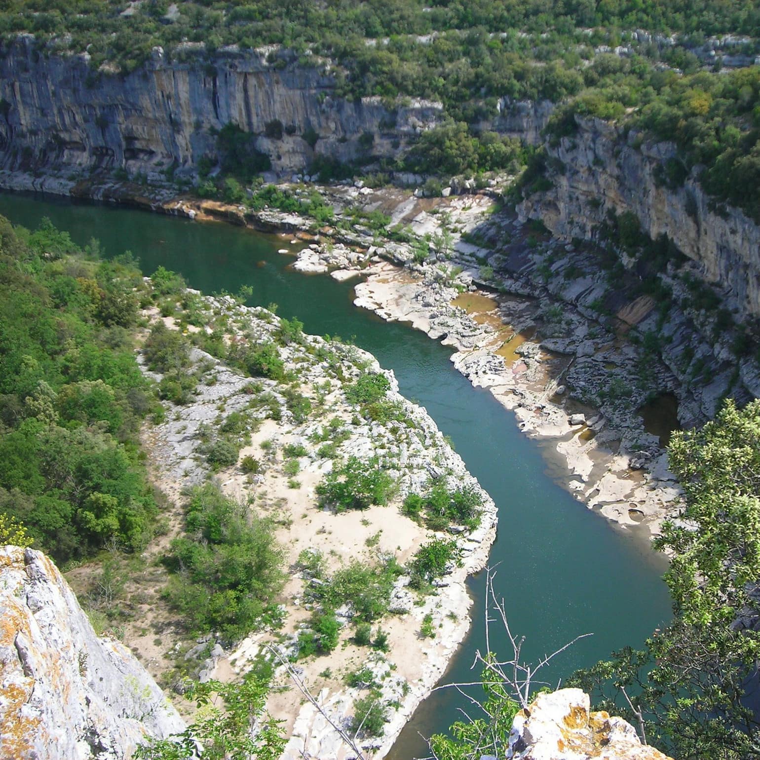 Vue aérienne sur une rivière en Ardèche, France