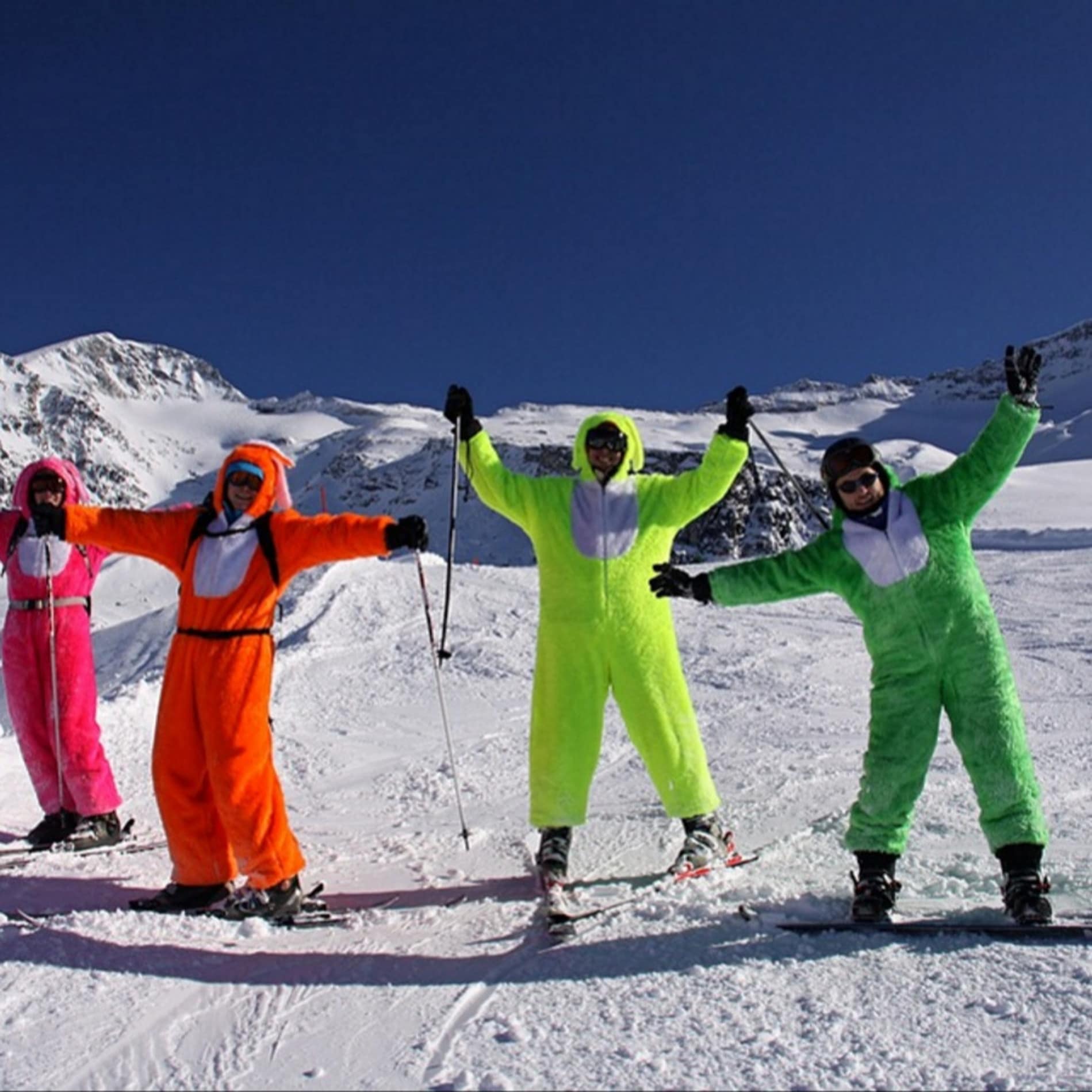 Skier entre amis dans la bonne humeur