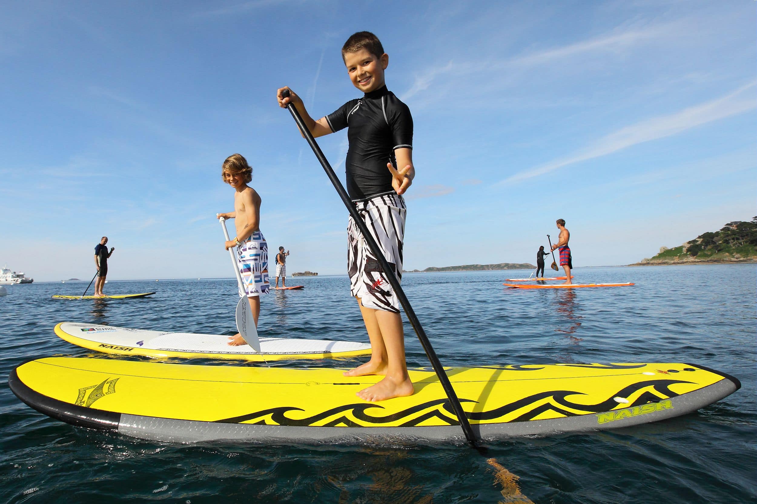 garcon faisant le stand-up paddle en ploumanach
