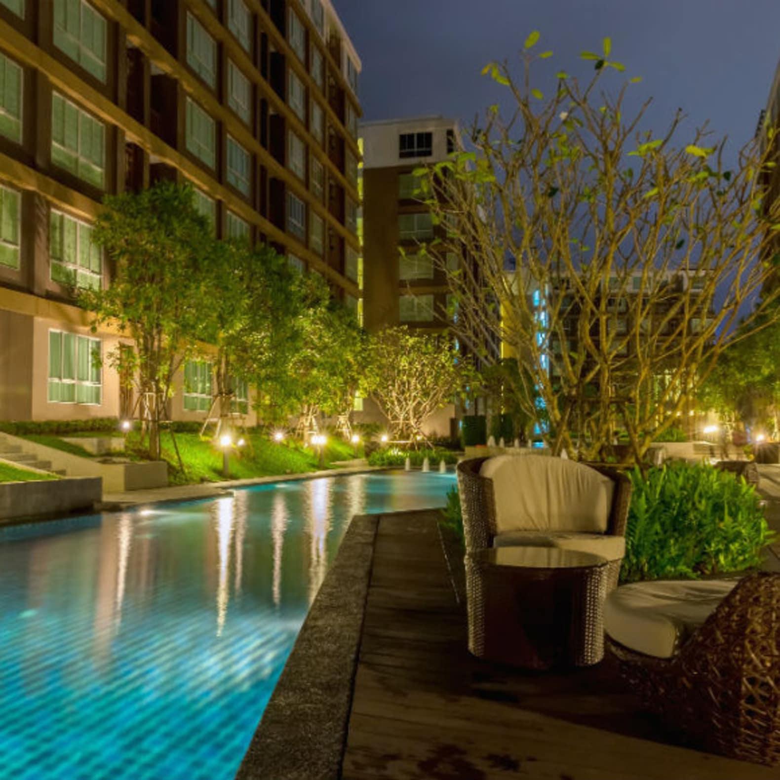 Copropriété avec piscine et décor arboré, salon de jardin, location piscine