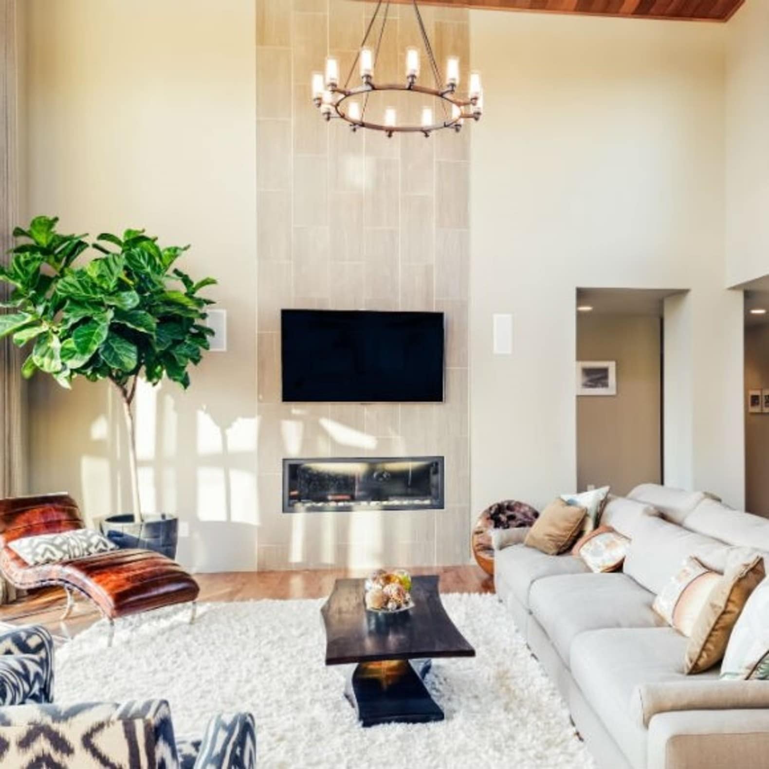 Intérieur spacieux de villa luxueuse, grand canapé, tapis, télévision, grand espace, villa Bretagne