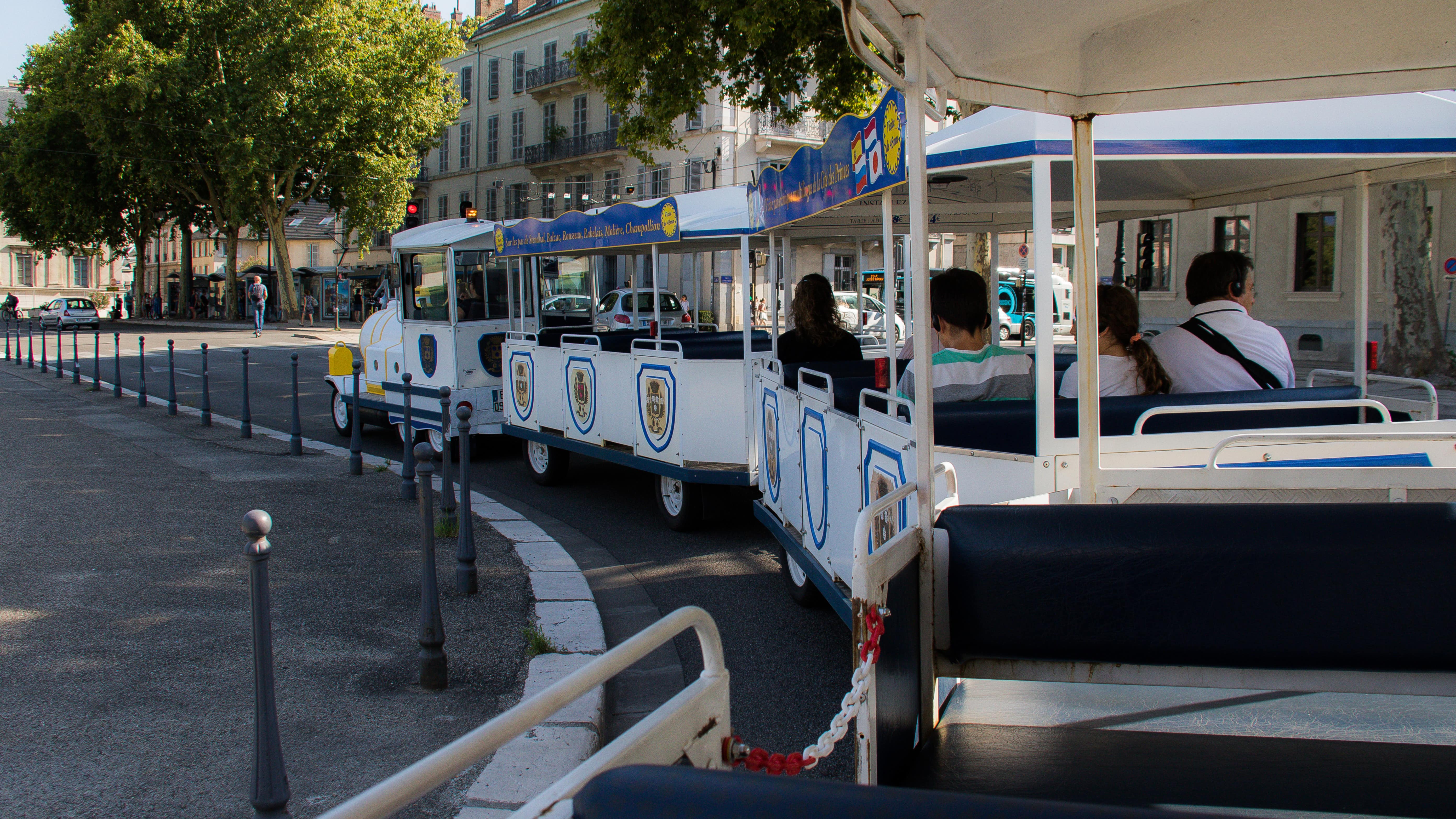 Photo de l’intérieur du petit train touristique qui circule dans les rues de Grenoble