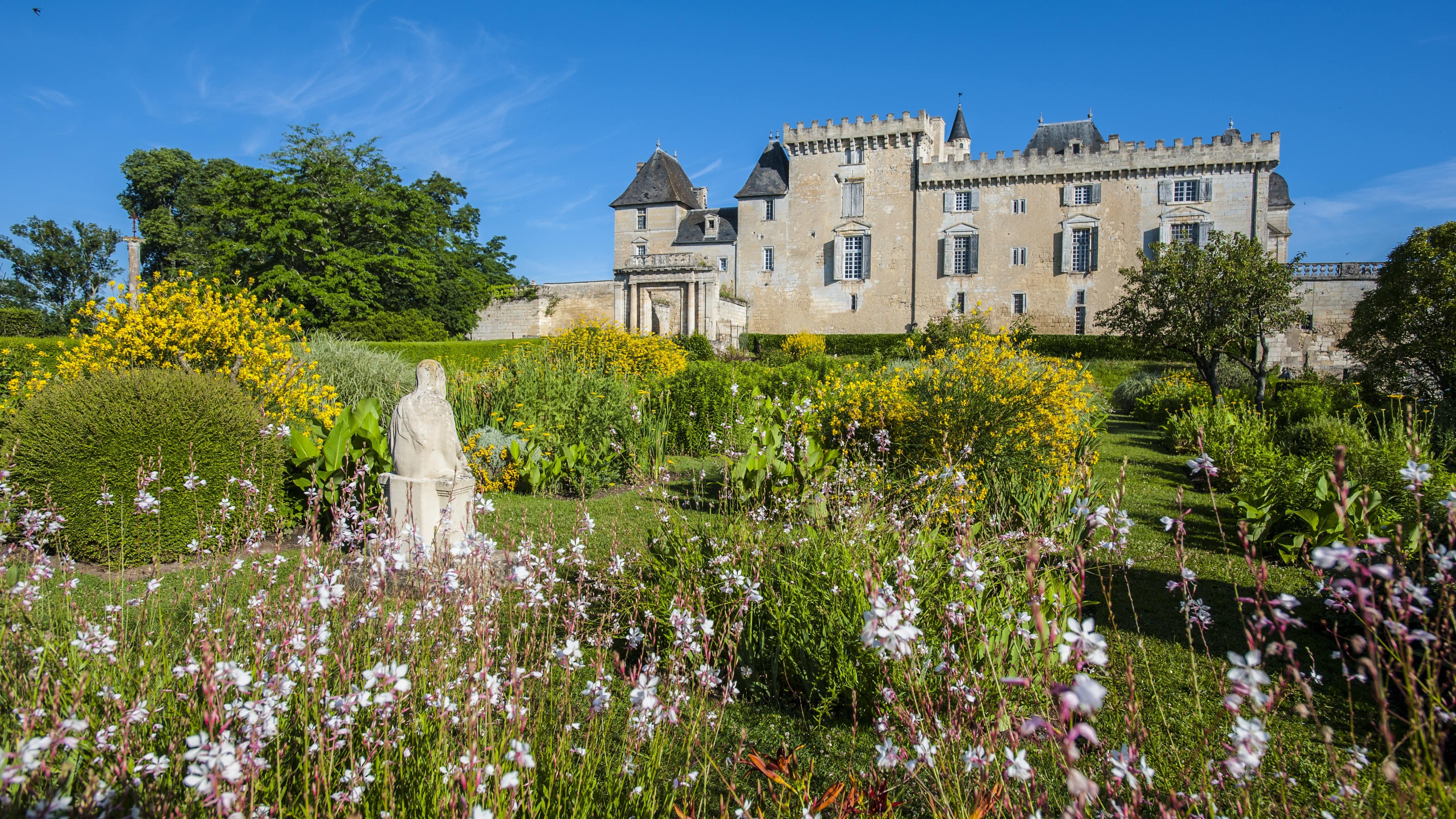 Vue sur le château de Vayres depuis ses jardins fleuris