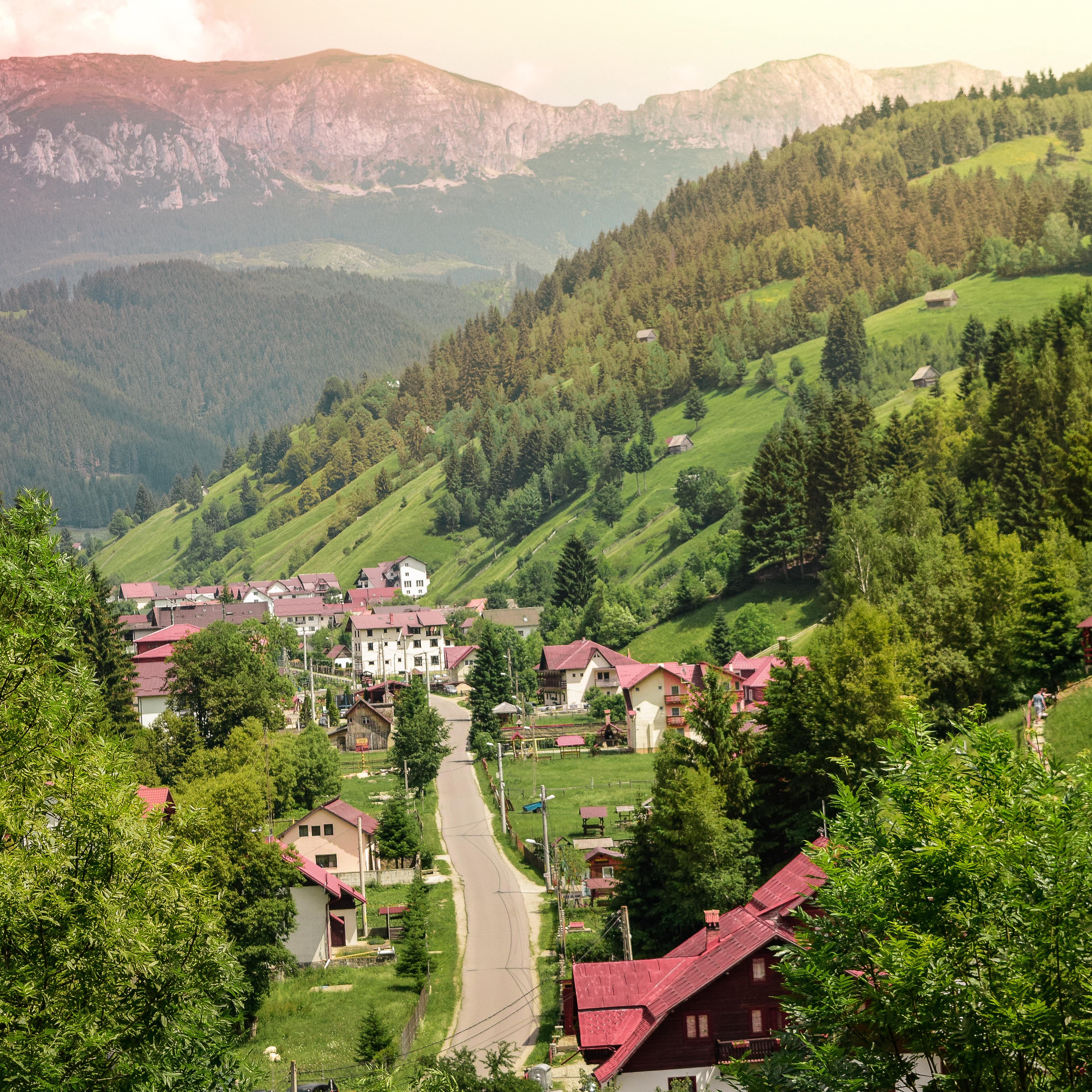 Un village de vacances dans les montagnes et forêts des Alpes au coucher du soleil