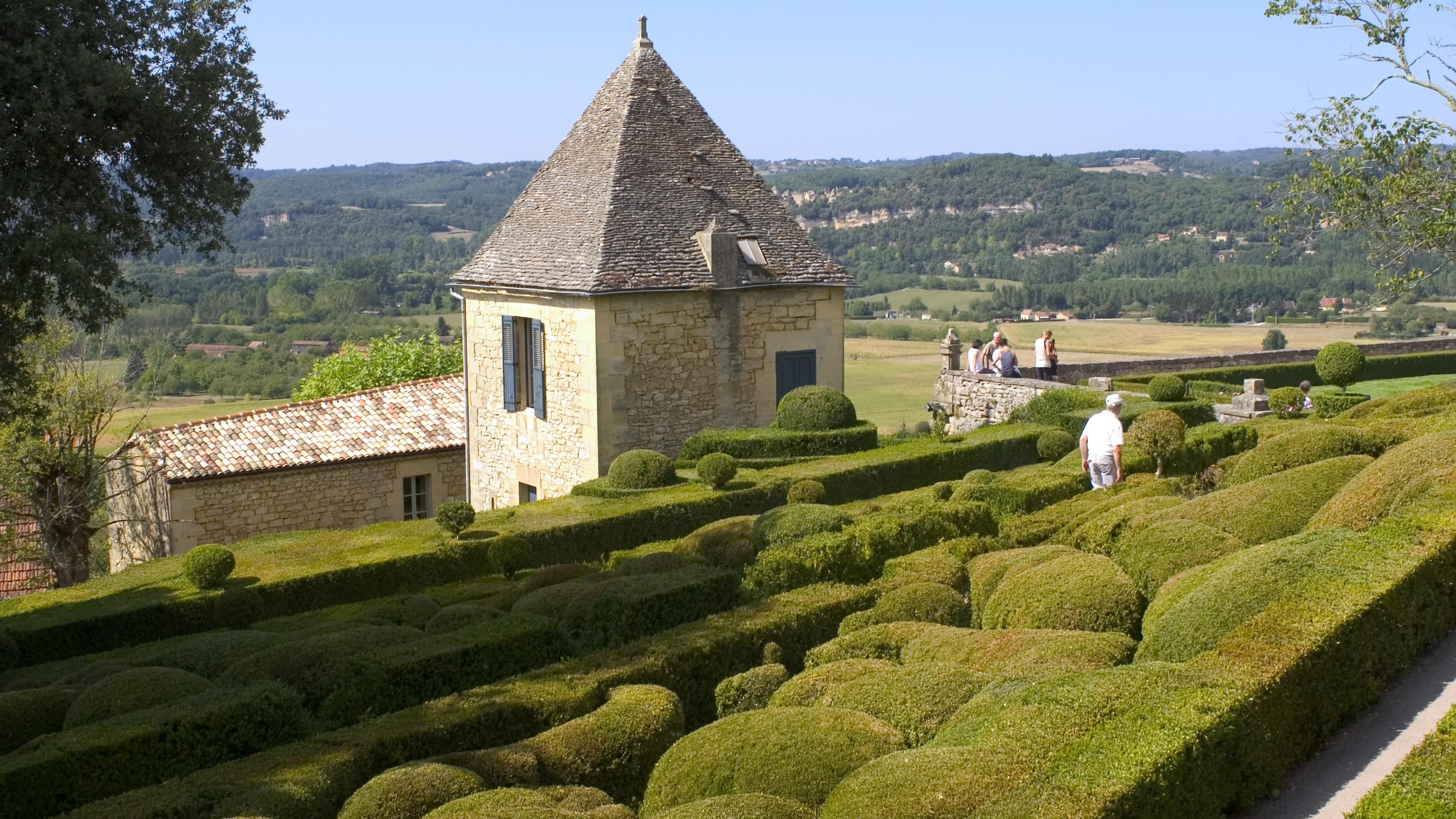 Quelques promeneurs dans les jardins du château de Marqueyssac