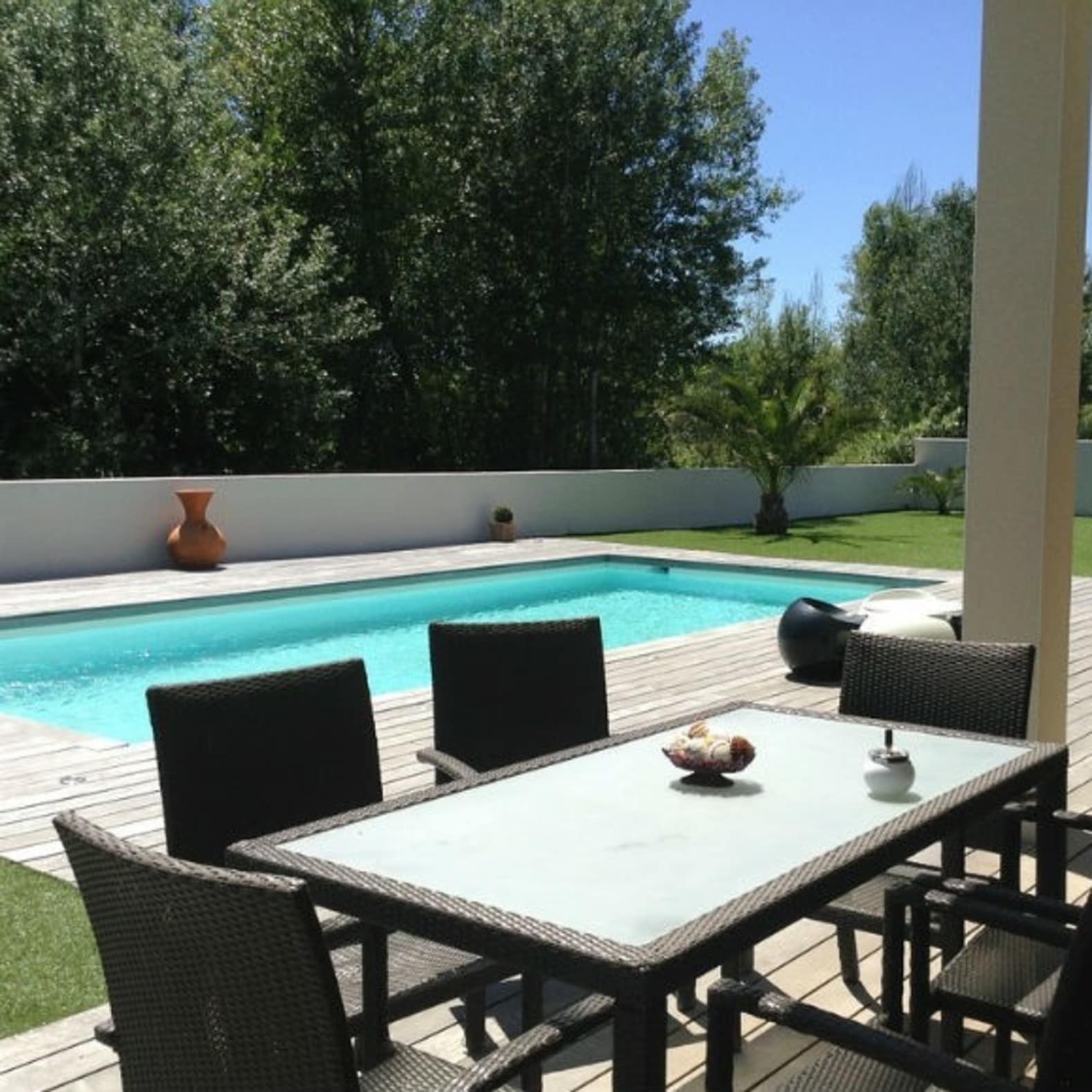 Villa avec piscine, terrasse en bois, jardin arboré, villa corse