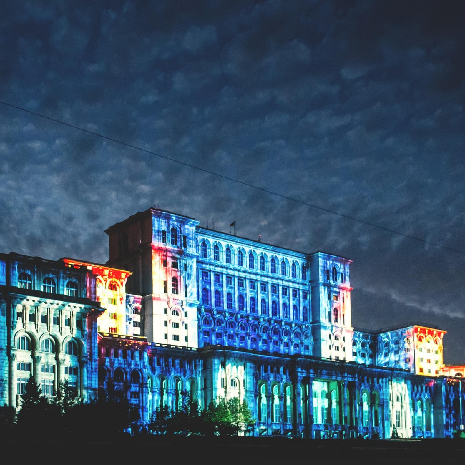 Palais du Parlement éclairé de nuit