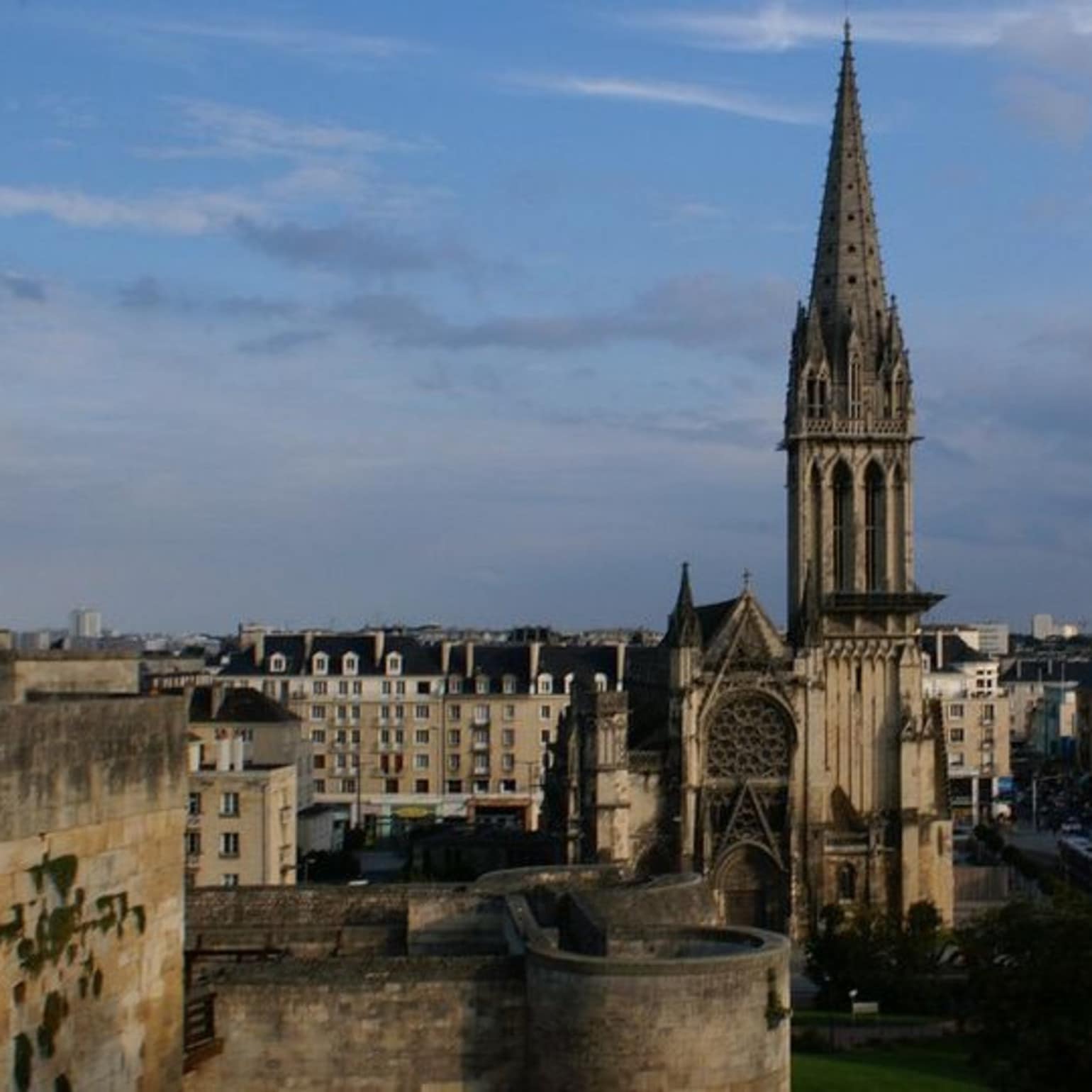 Sélectionnez une maison à louer dans le Calvados et découvrez toute la richesse de l’histoire de Caen.