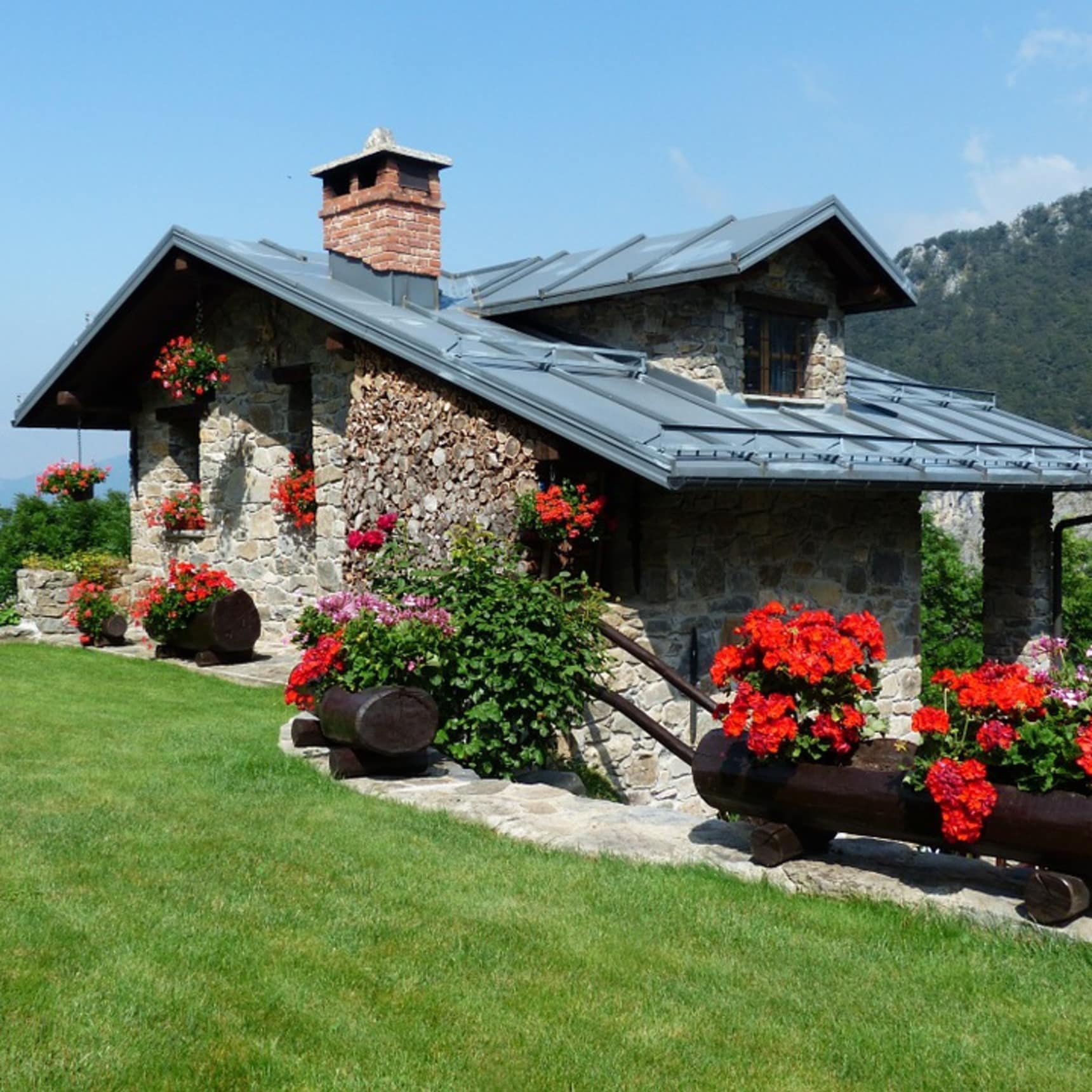 Gîte en pierres, fleurs, montagnes, gîtes à la ferme