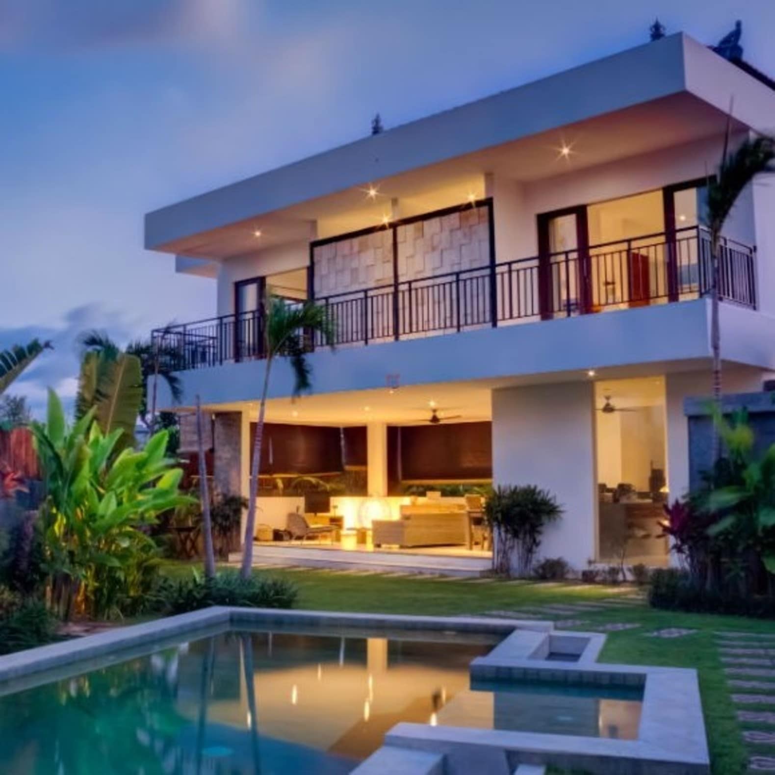 Villa avec piscine, palmiers, arbustes tropicaux, terrasse couverte, villa Guadeloupe