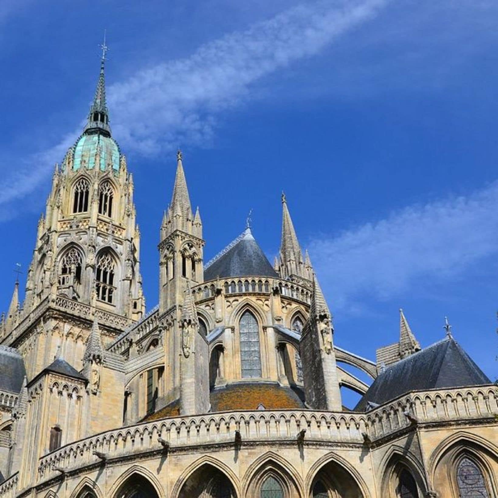 Admirez les trésors de Bayeux lors d’un séjour auprès d’une location de vacances de Caen.