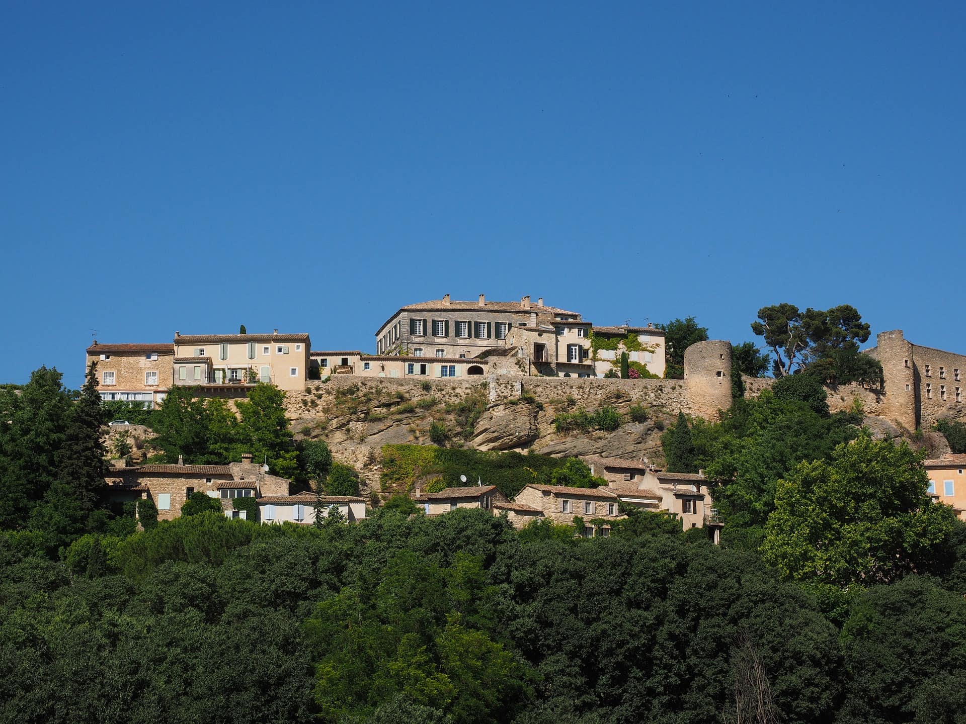 Ménerbes, image par Hans Braxmeier de Pixabay