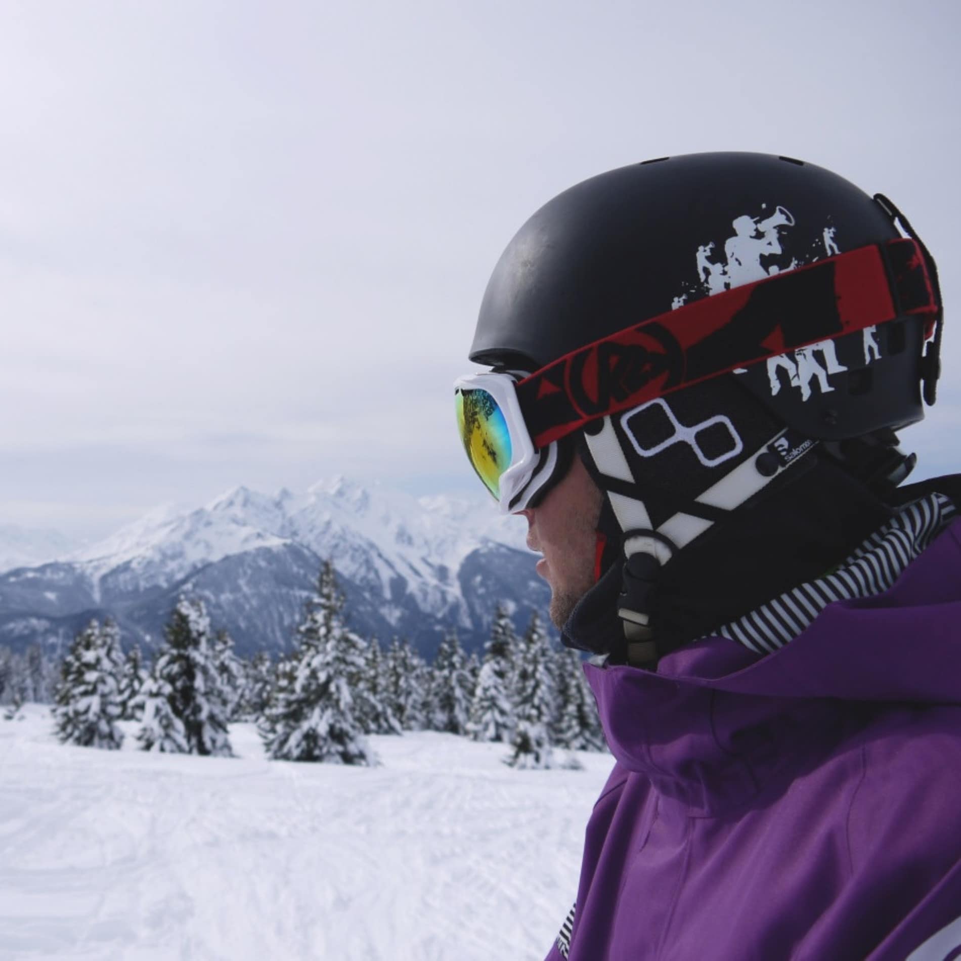 Visage de skieur avec casque et lunettes