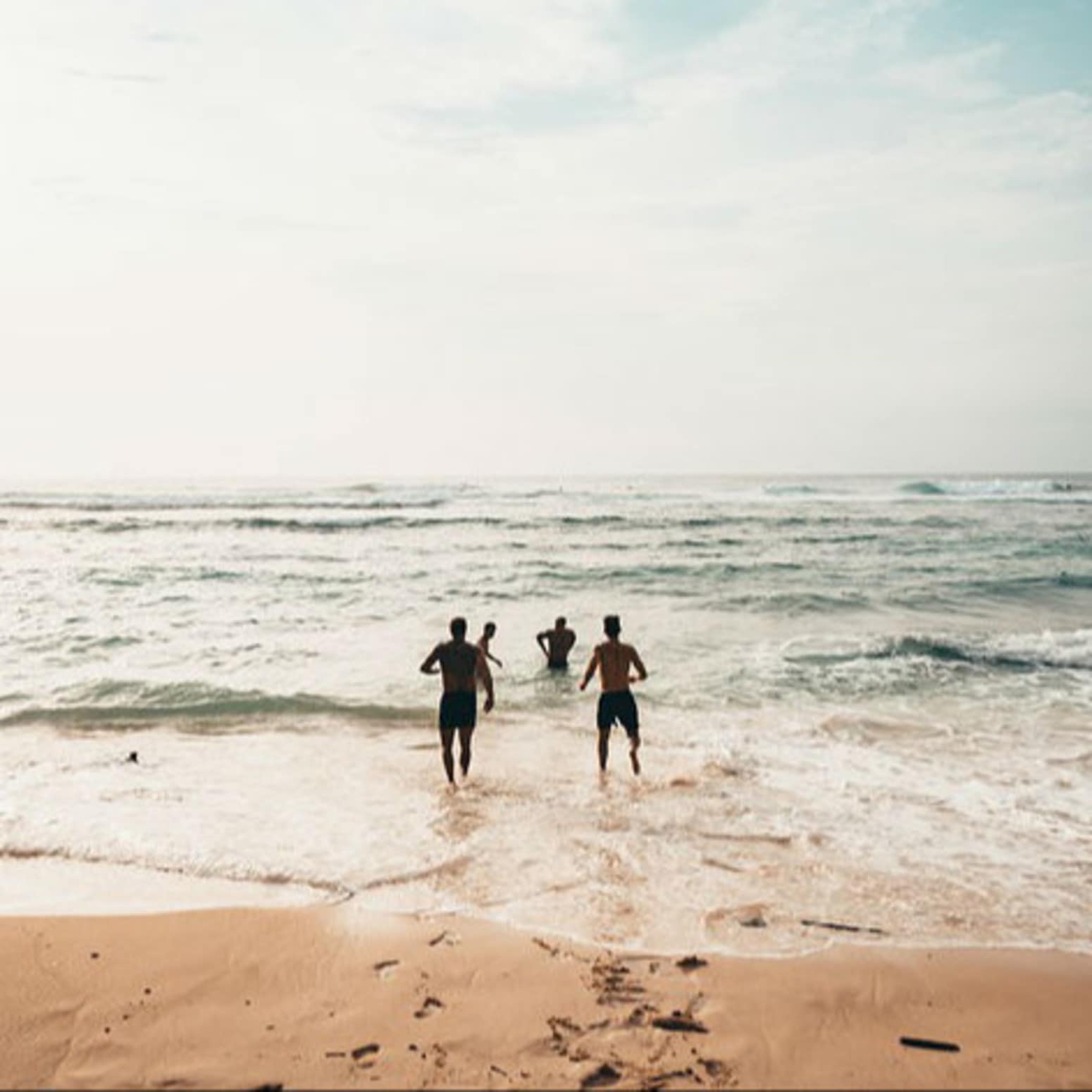 Amis en maillots de bain sur la plage, mer, vagues, location vacances valras plage