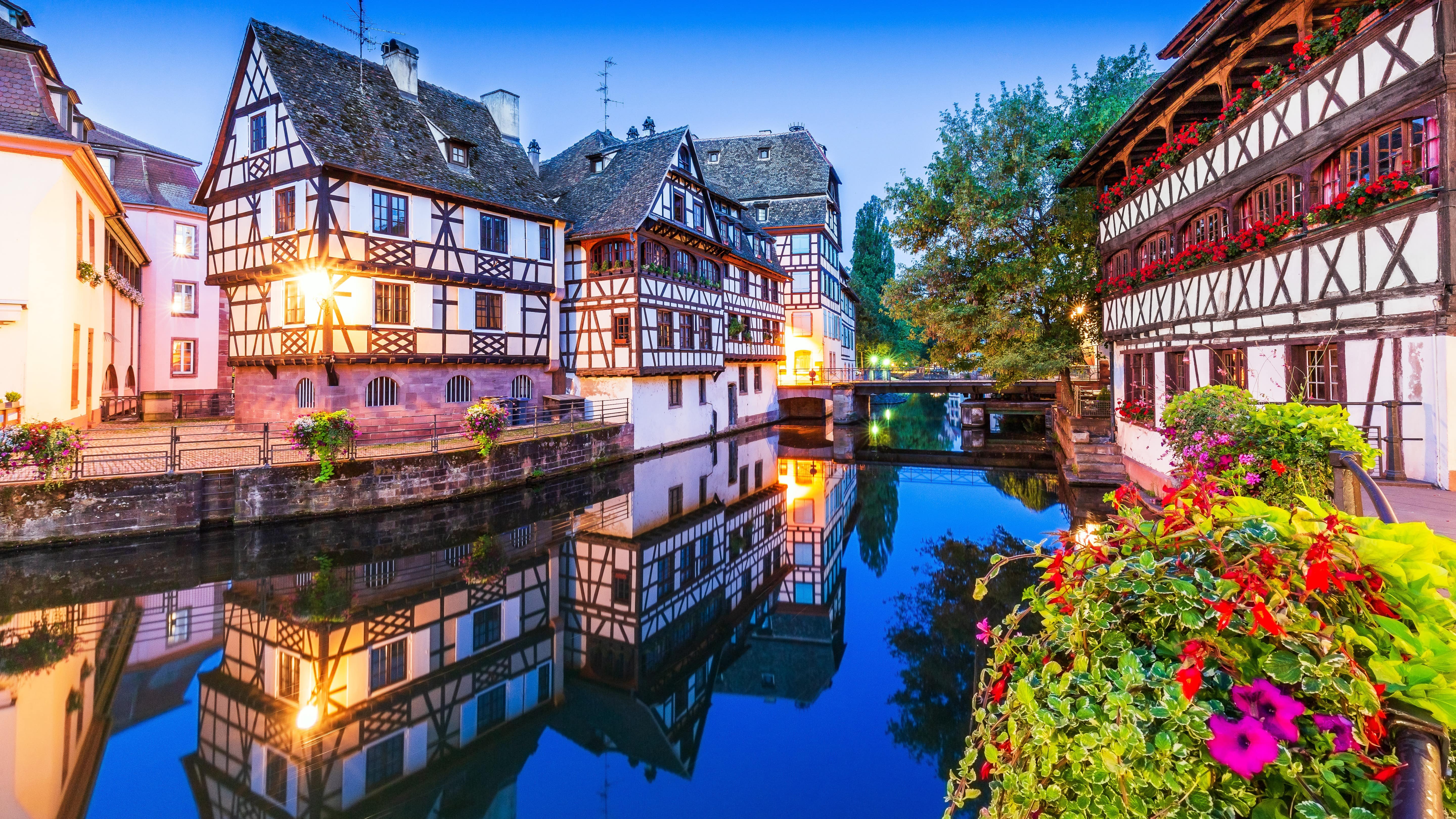 Vue sur les canaux et maisons à colombages du quartier de la Petite France à Strasbourg