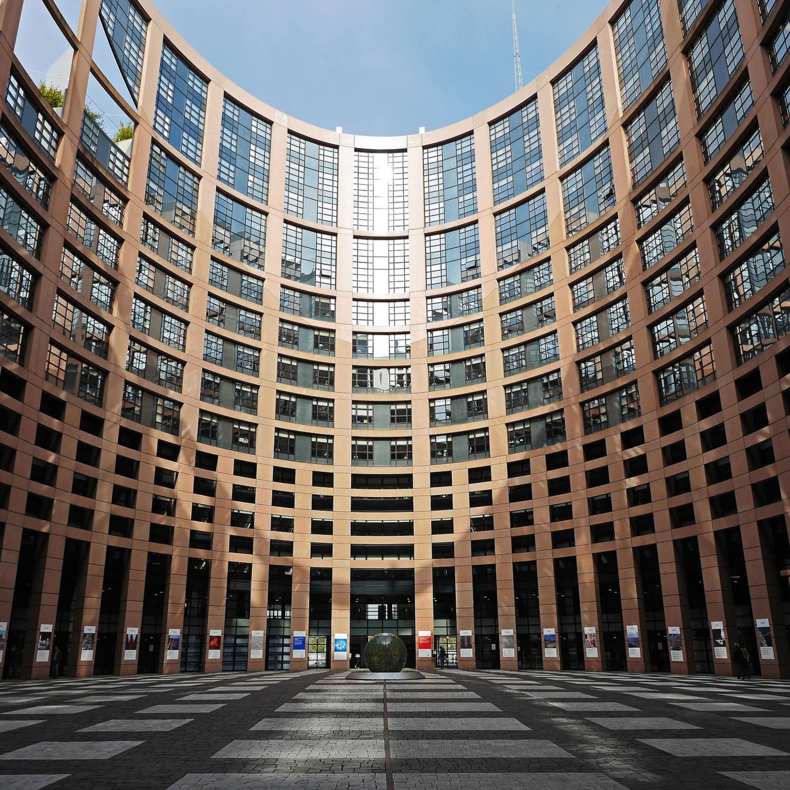 Le parlement européen à Strasbourg, un arc de verre et de pierre, joyau d'architecture moderne au cœur de la ville