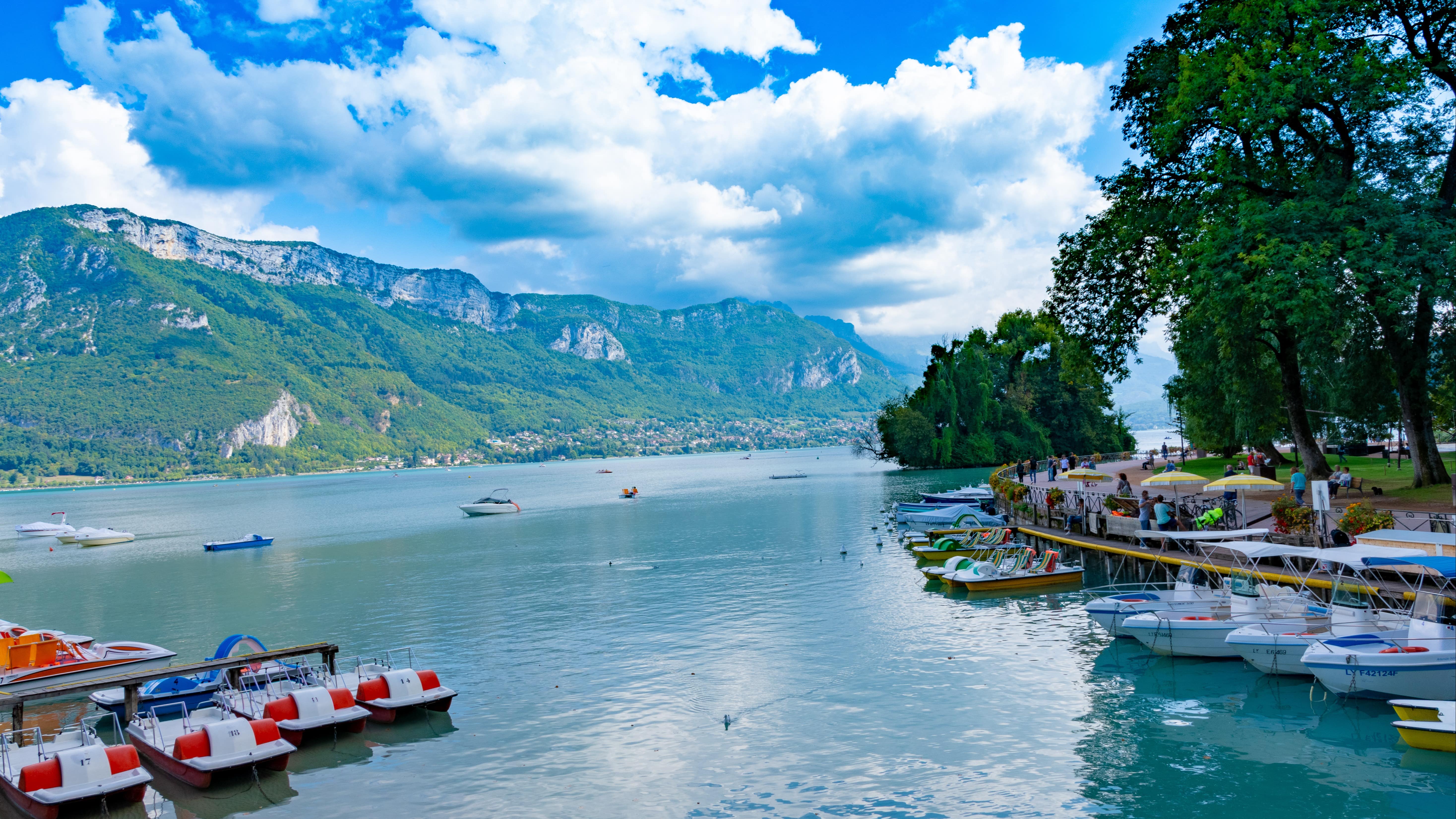 Jardins de l’Europe vus depuis la promenade Jacquet, avec des pédalos et des bateaux amarrés au bord du lac