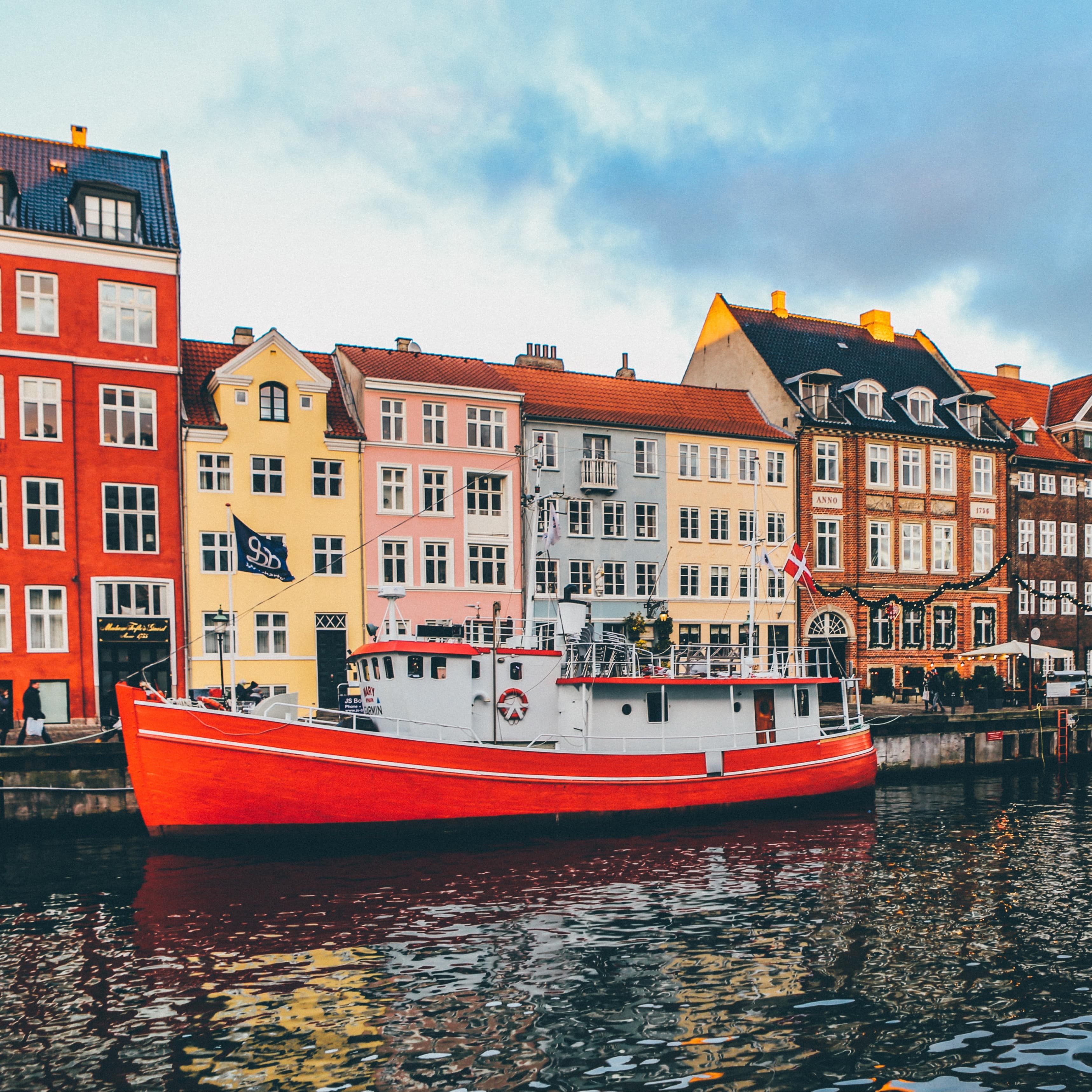 Bateau rouge devant les maisons de Copenhague