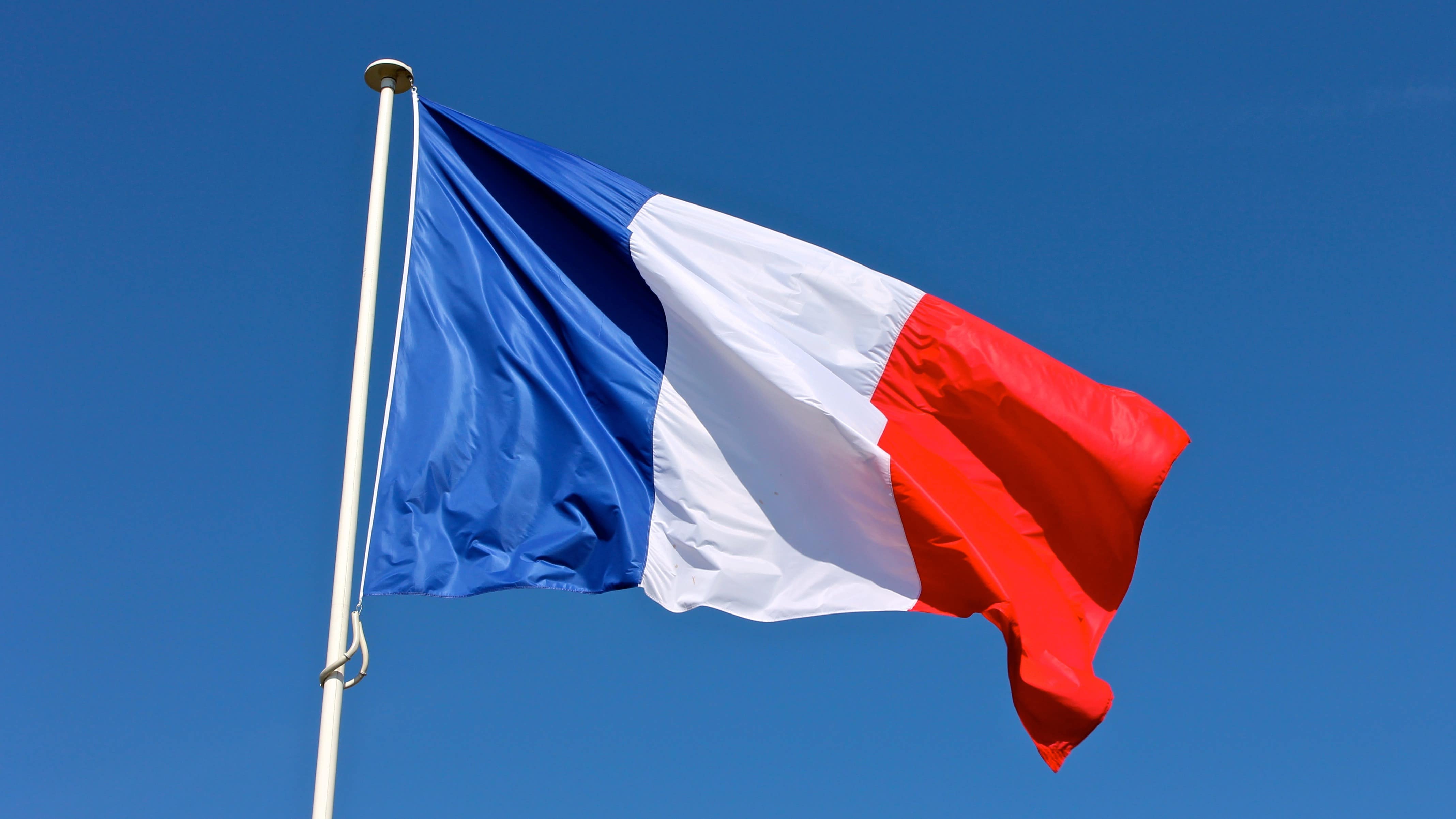 Le drapeau français flottant au vent