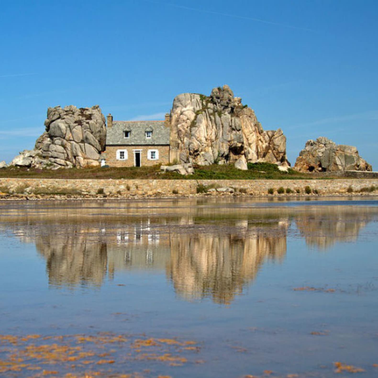 Maison cachée dans les rochers, côte atlantique, Bretagne, vacances mer pas cher