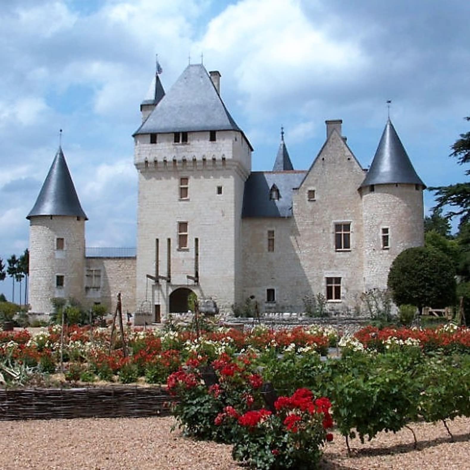 Château en pierres, arbustes et fleurs, week-end insolite en famille