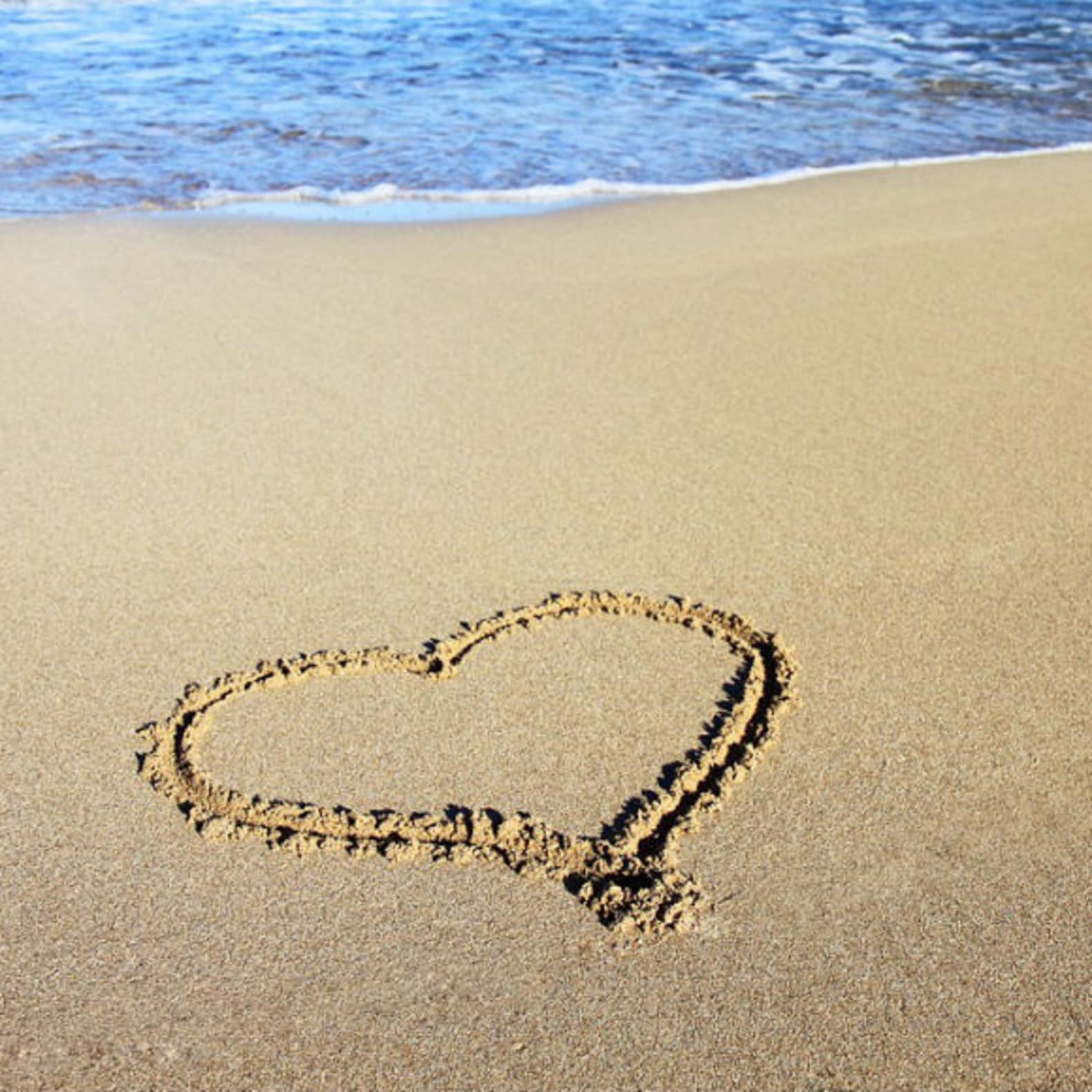 Cœur dessiné dans le sable, mer, vacances romantiques, location Mimizan plage