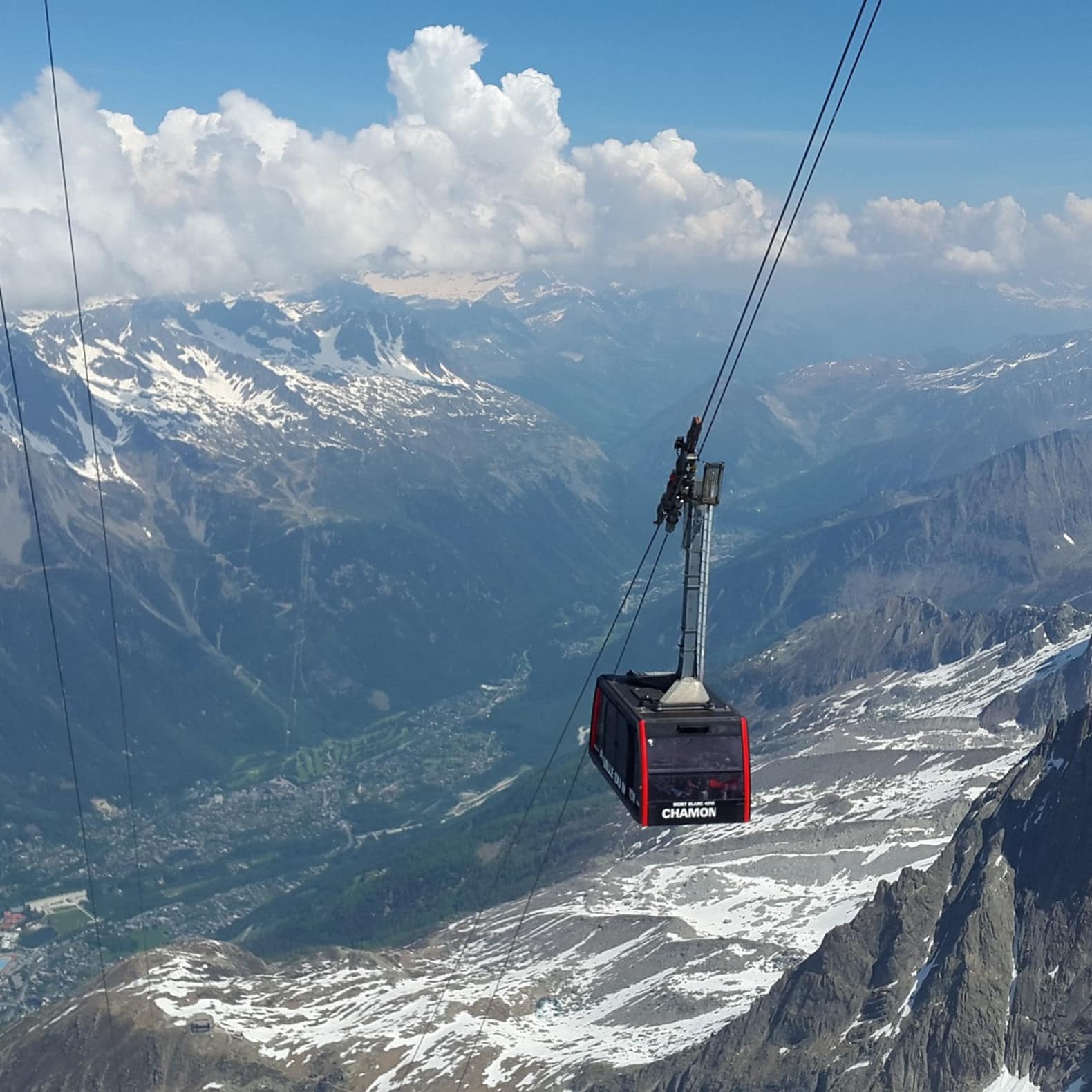 Une cabine descend depuis la montagne dans la vallée montagnarde de Chamonix